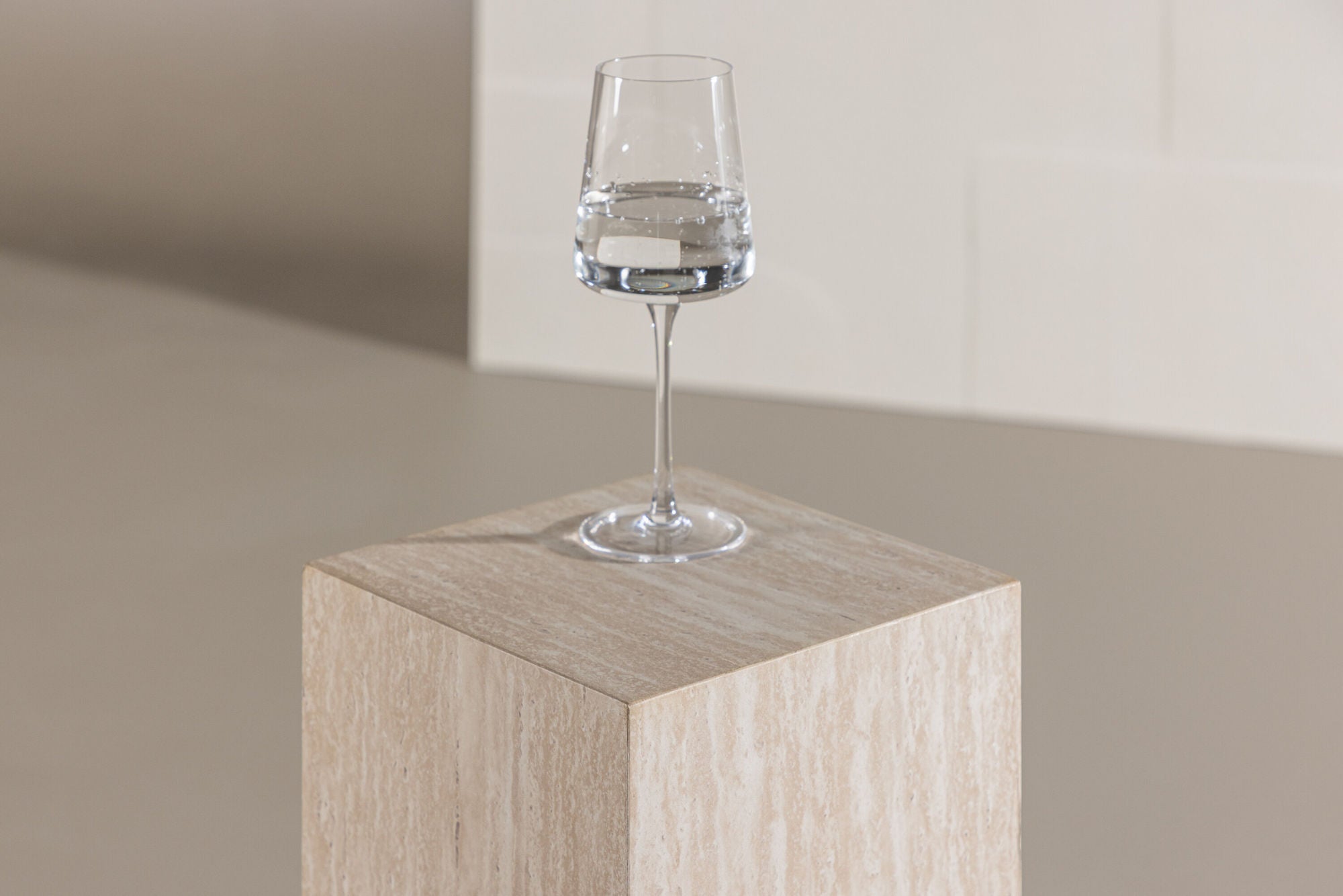 Vind Ramsvik Side bord 23x65 - Travertine look / FSC 100%