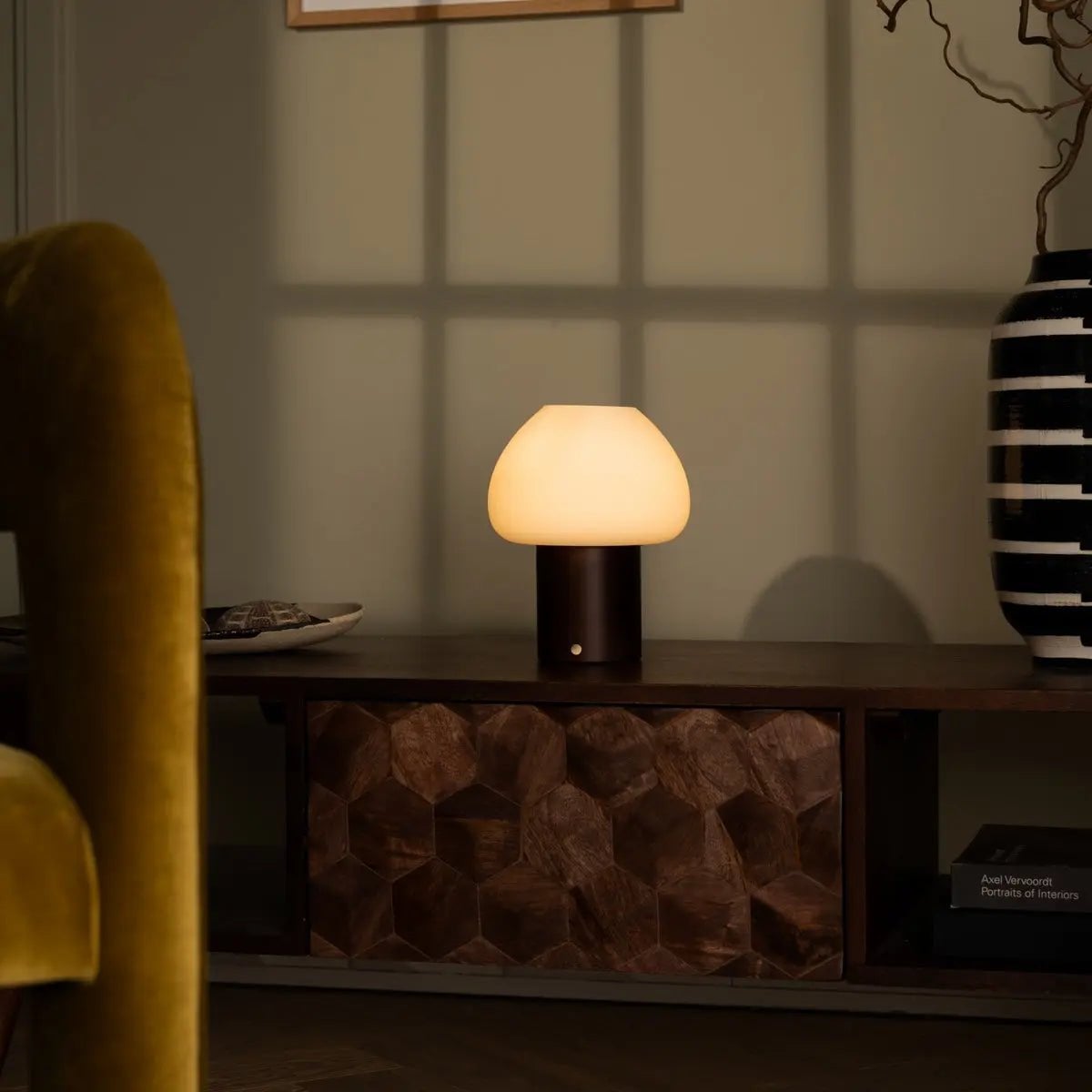 Fynn Mørkebrun genopladelig træ bordlampe
