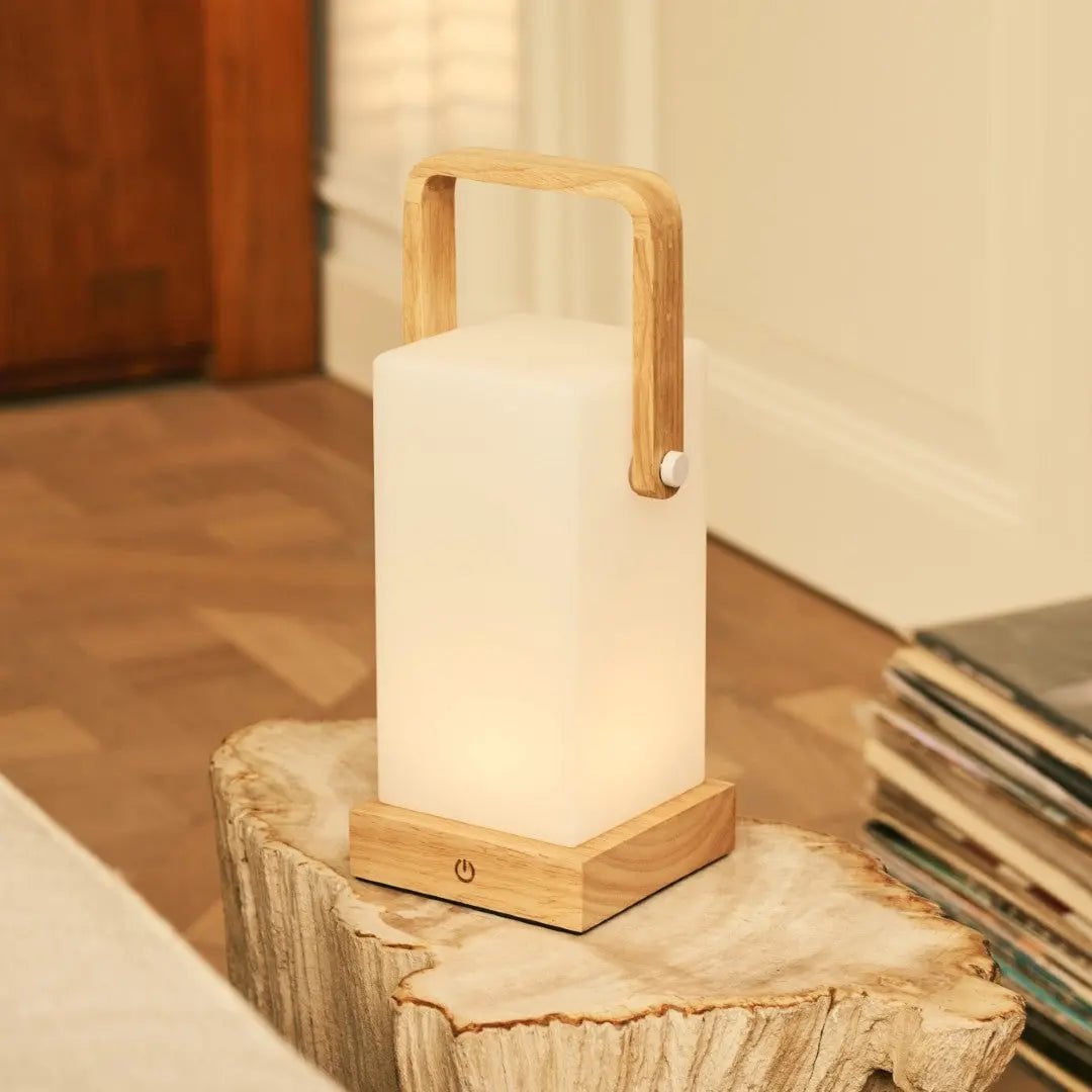 Harper lysebrun genopladelig træ bordlampe