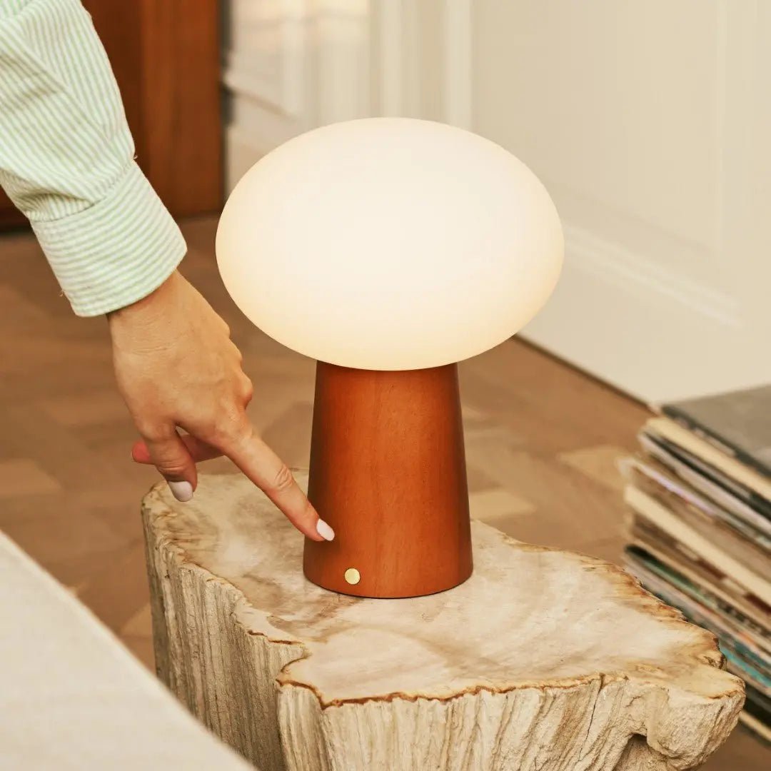 Max Chestnut Brown genopladelig træ bordlampe