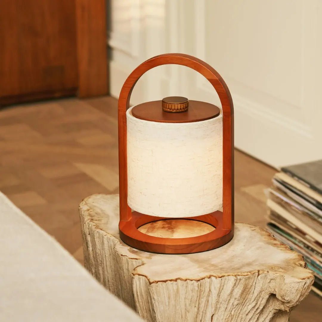 River Chestnut Brown genopladelig træ bordlampe
