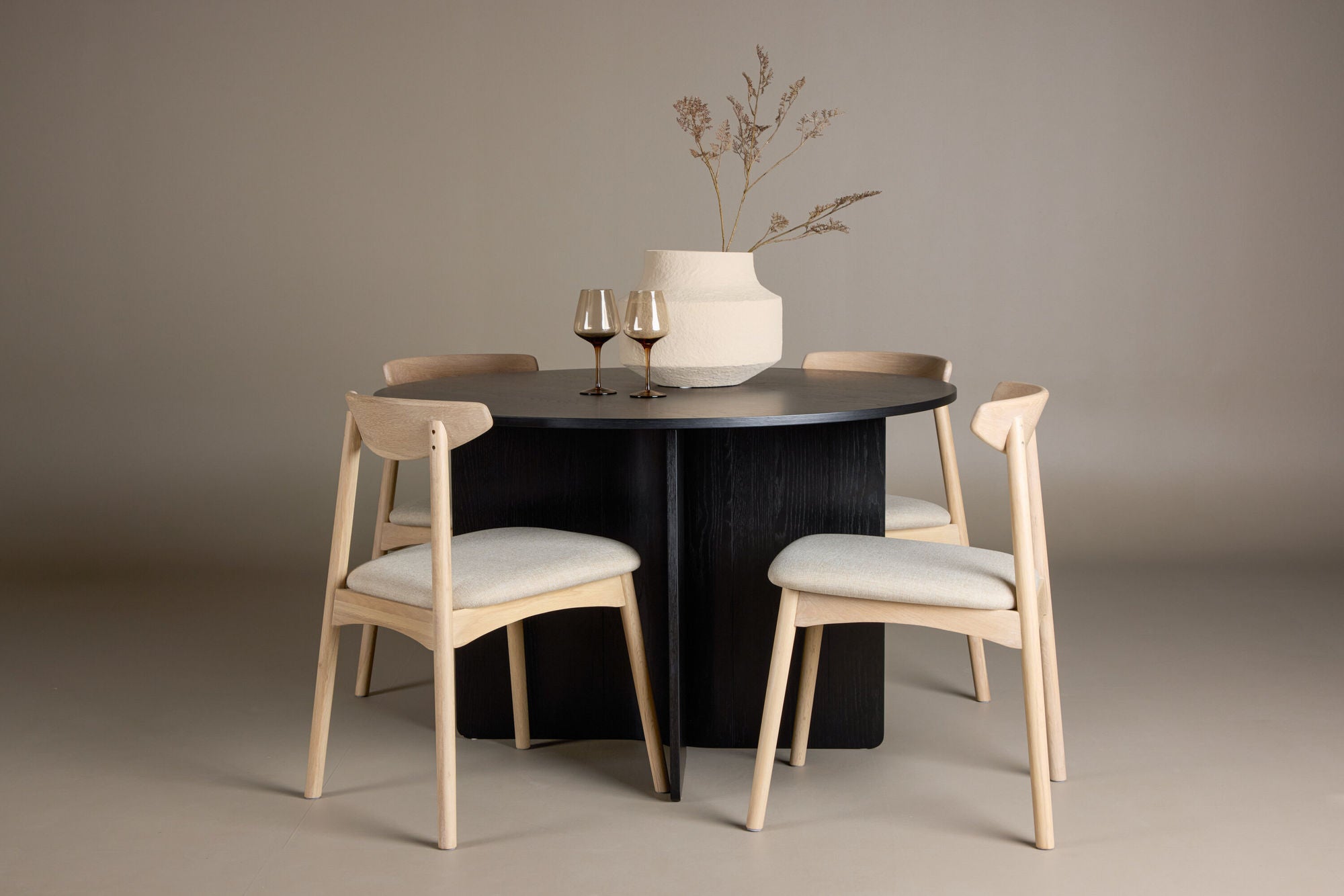 Venture Home Tyresö bord ø120 - Black with Ven stol - Whitewash