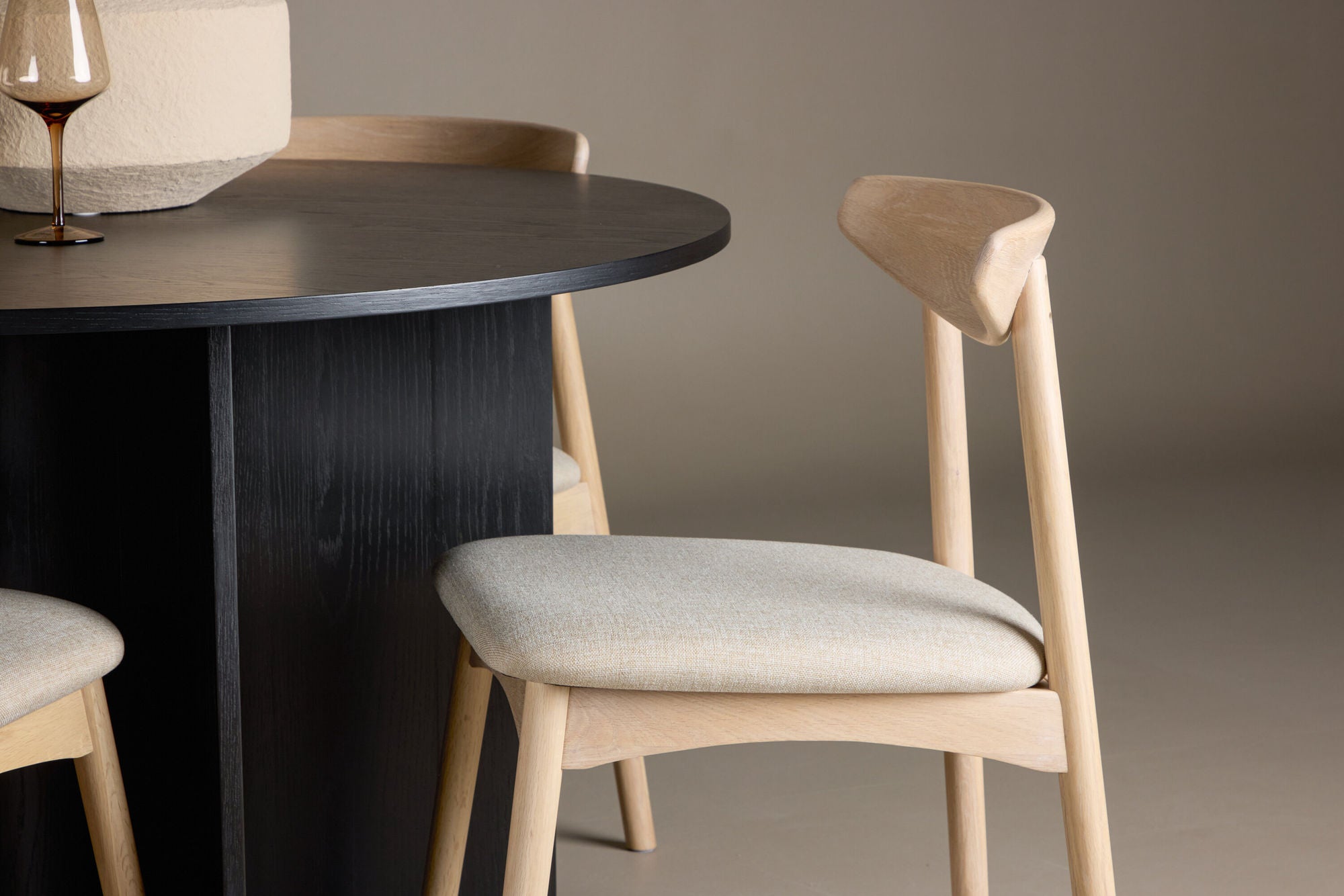 Venture Home Tyresö bord ø120 - Black with Ven stol - Whitewash