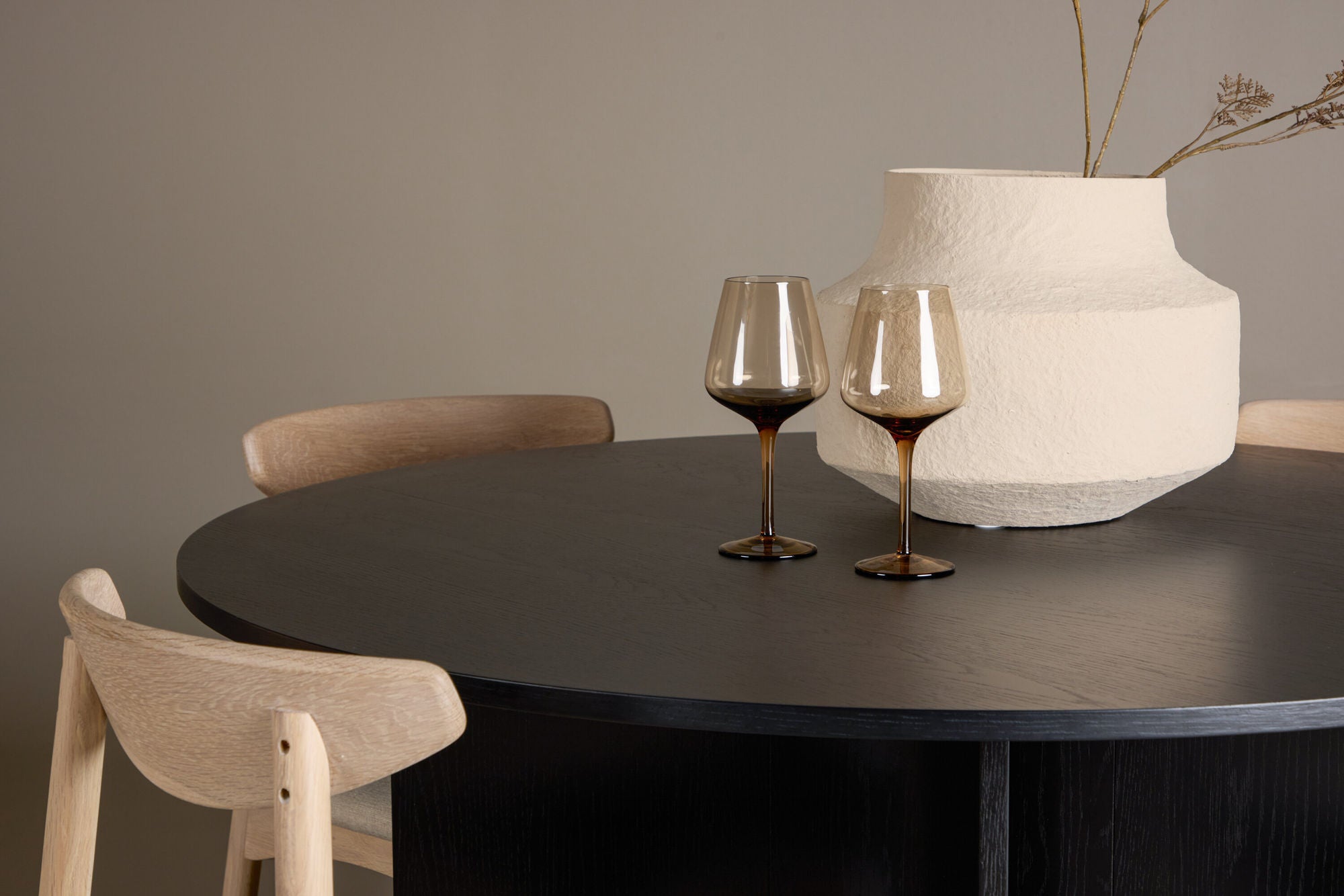 Venture Home Tyresö bord ø120 - Black with Ven stol - Whitewash