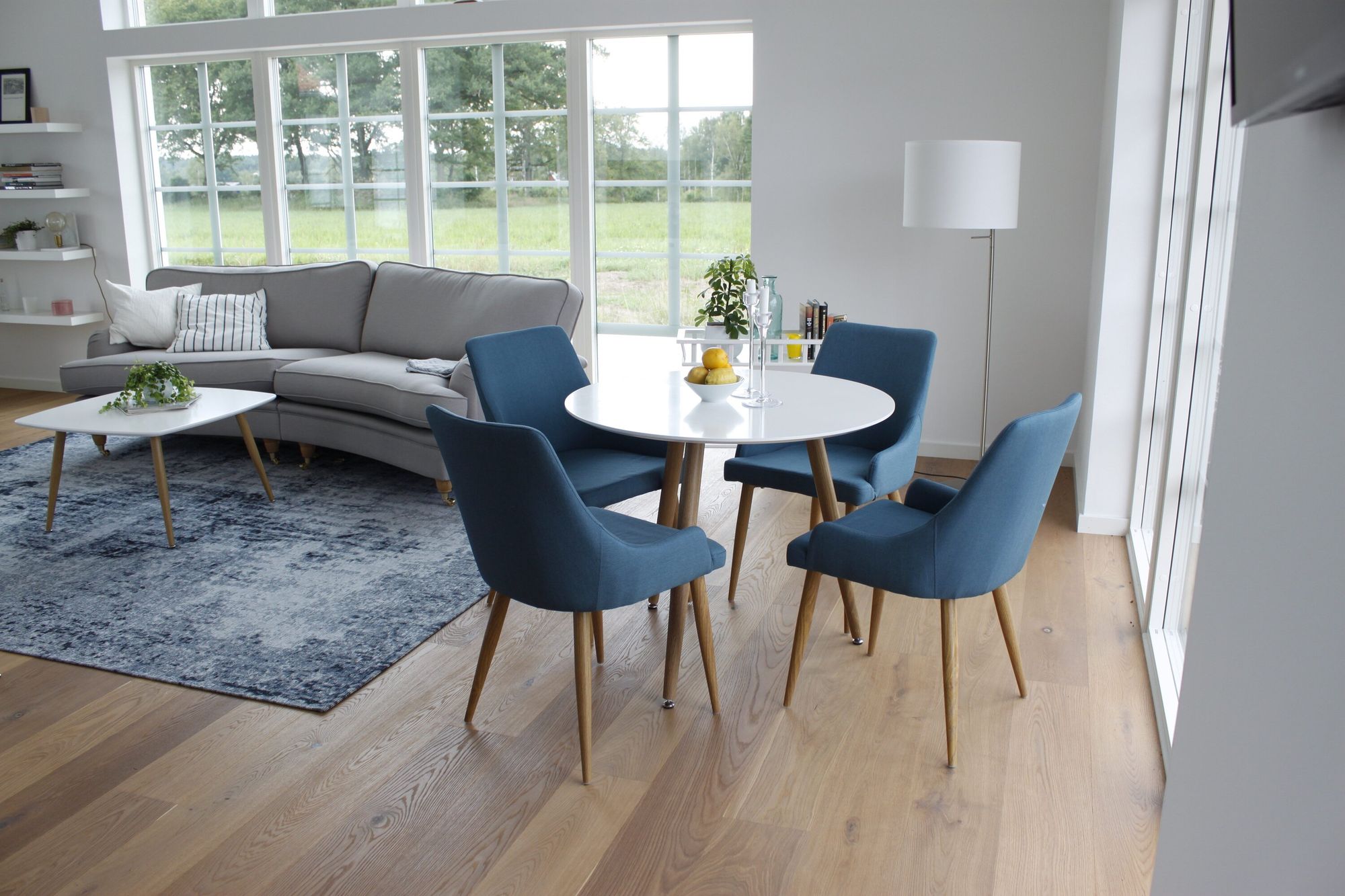 Venture Home Polar Runt Matbord - Ek-Look / Vit - ø90*H75