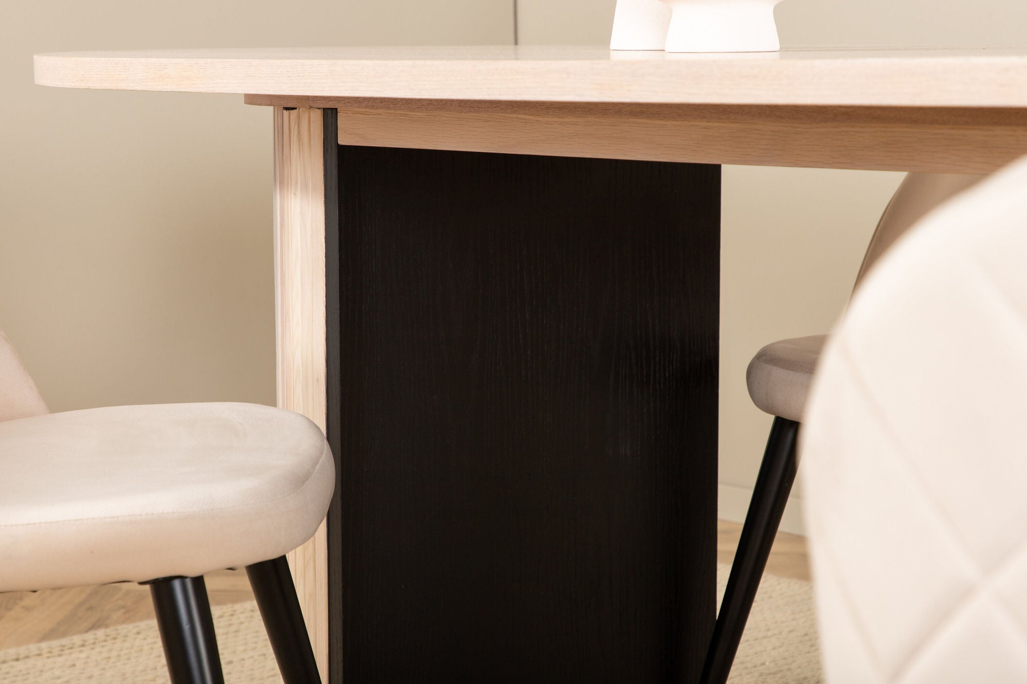 Venture Home Bianca Oval spisebord , White Wash Black Veneer+Velvet Stitches stol , Black Beige Fabric (Polyester linen )_4