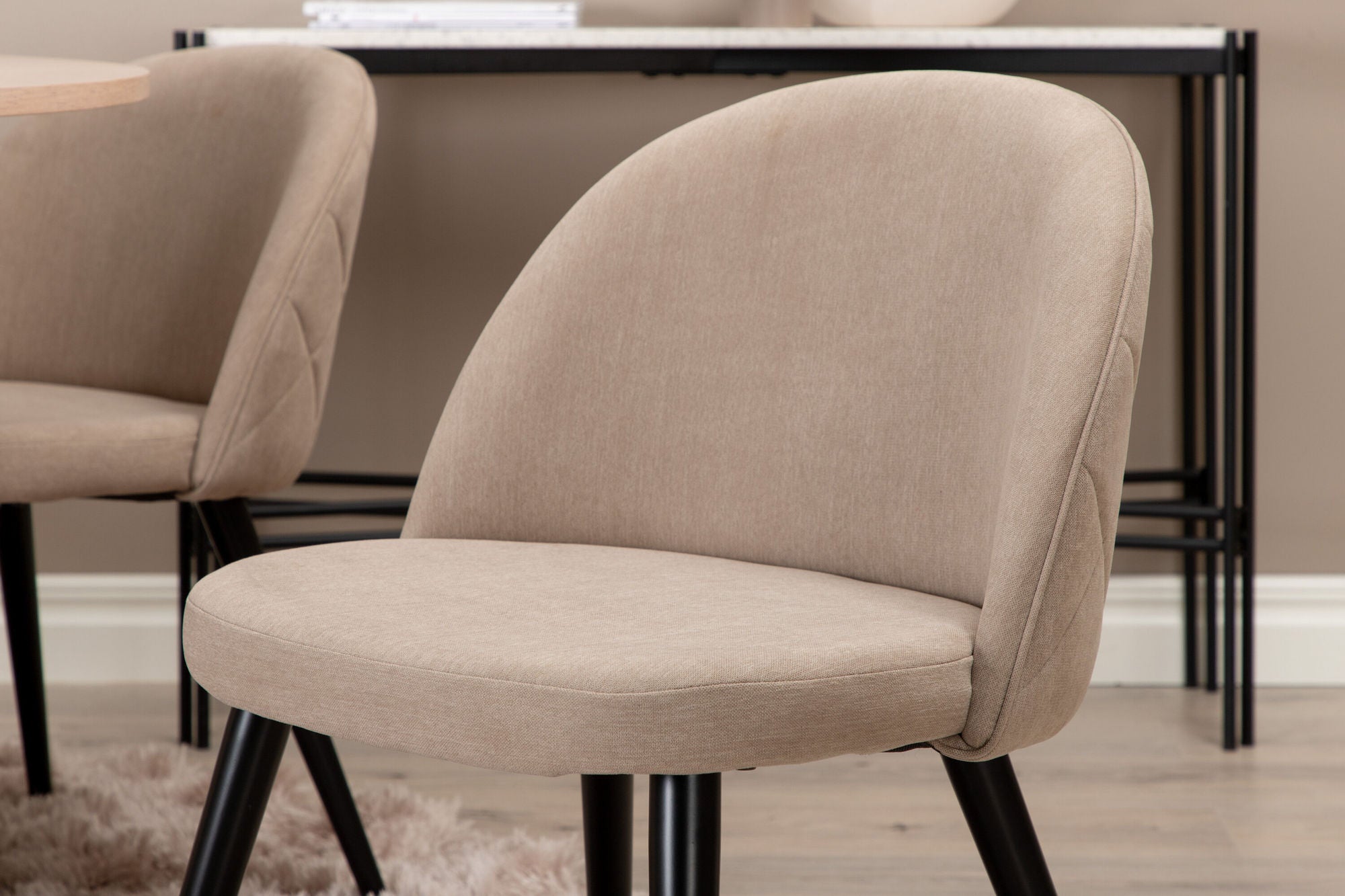 Venture Home Bianca rund spisebord , White Wash Black Veneer+Velvet Stitches stol , Black Beige Fabric (Polyester linen )_4