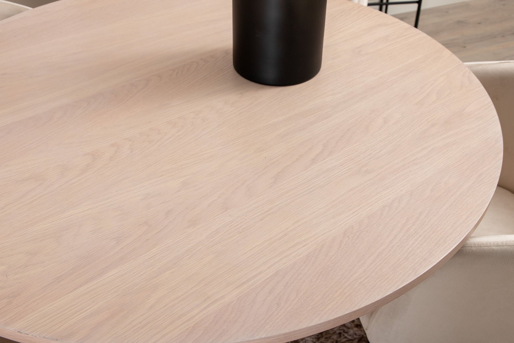 Venture Home Bianca rund spisebord , White Wash Black Veneer+Berit stol , Black Beige Velvet_4