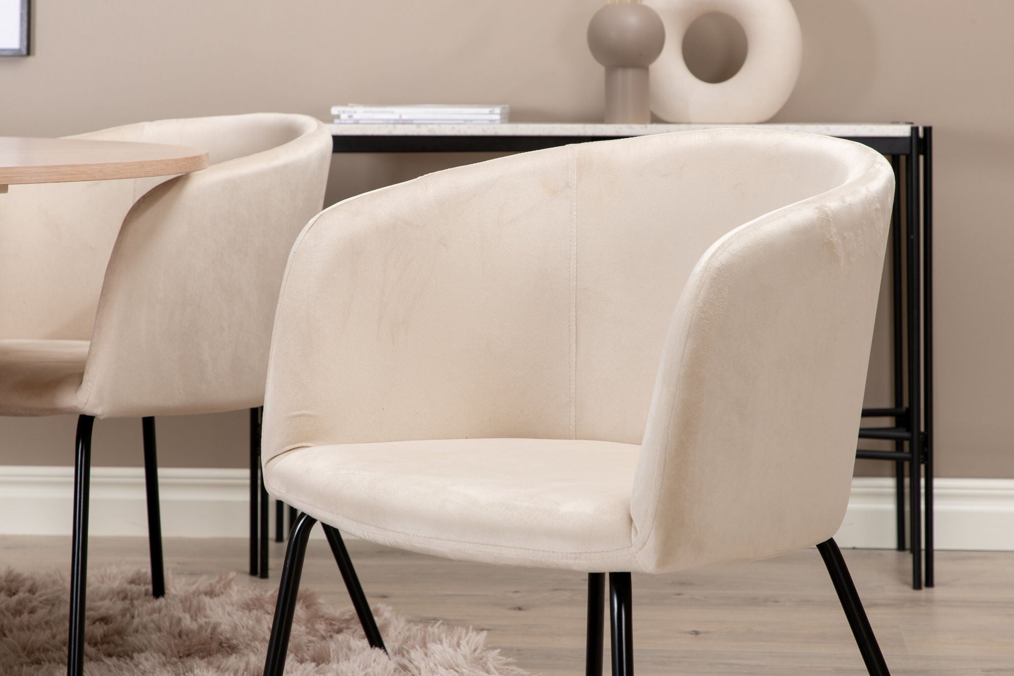 Venture Home Bianca rund spisebord , White Wash Black Veneer+Berit stol , Black Beige Velvet_4