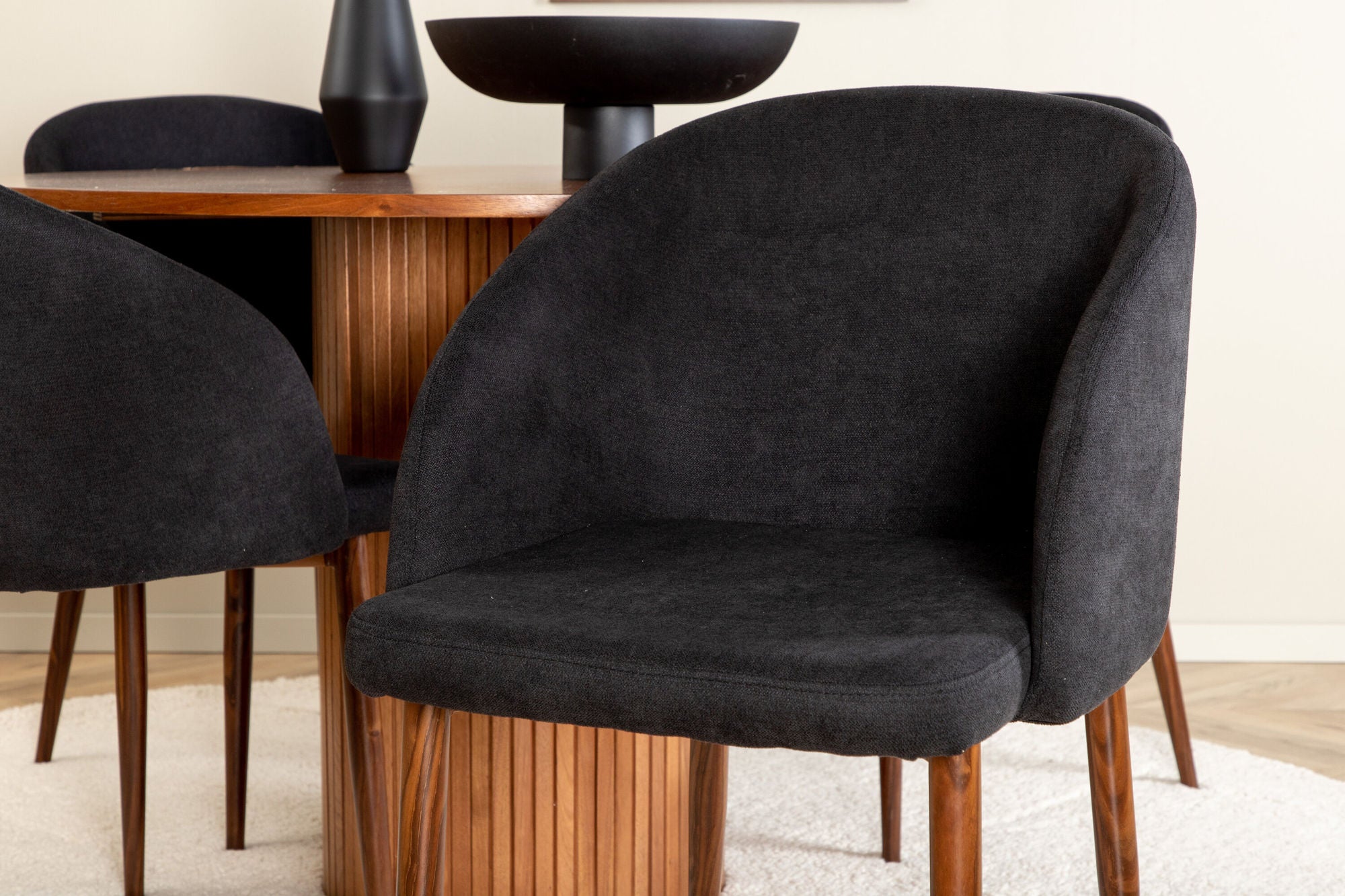 Venture Home Bianca rund spisebord - Walnut / Black Veneer+Arch Spisebordsstol - Walnut Legs - Black Fabric_4