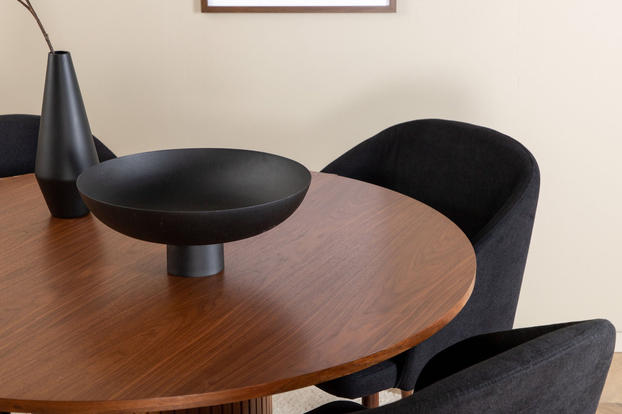 Venture Home Bianca rund spisebord - Walnut / Black Veneer+Arch Spisebordsstol - Walnut Legs - Black Fabric_4
