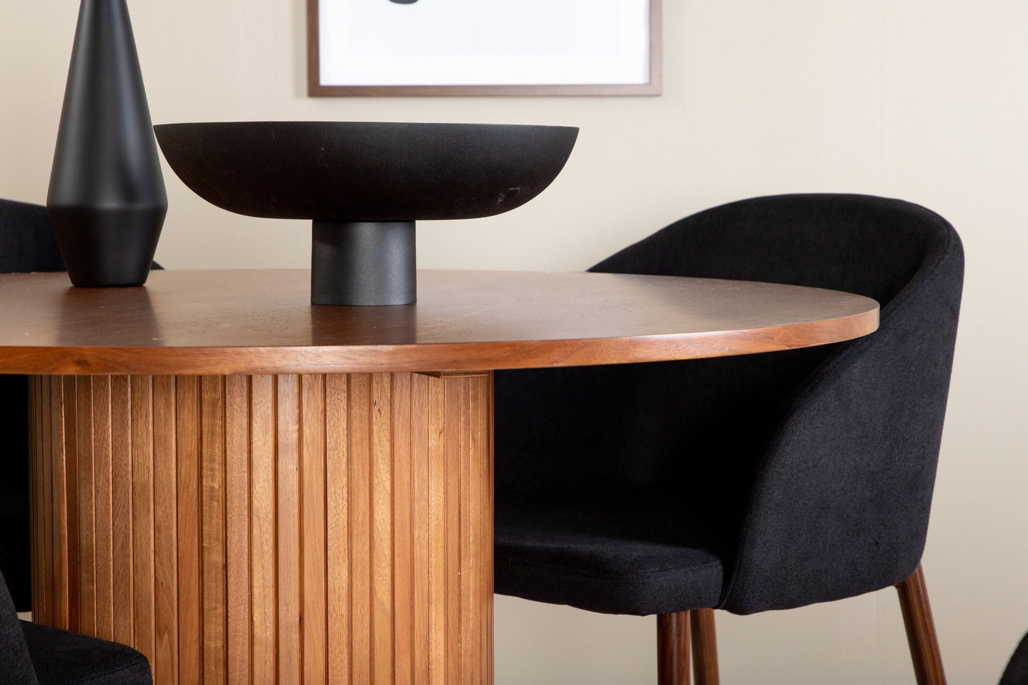 Venture Home Bianca rund spisebord - Walnut / Black Veneer+Arch Spisebordsstol - Walnut Legs - Black Fabric_4