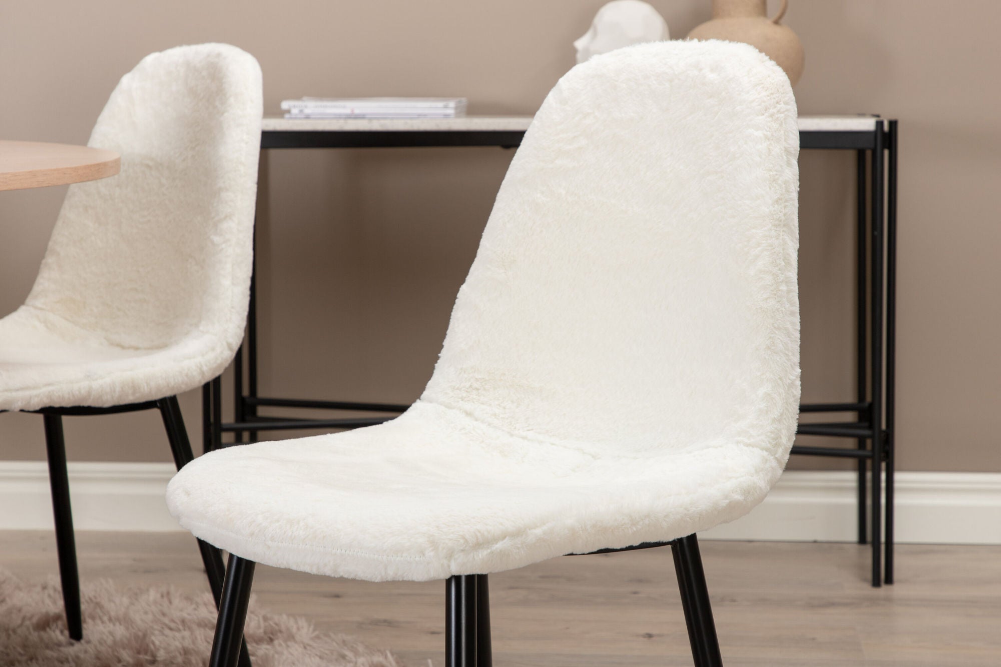 Venture Home Bianca rund spisebord , White Wash Black Veneer+Polar Fluff Spisebordsstol , Black Legs , White Teddy _4