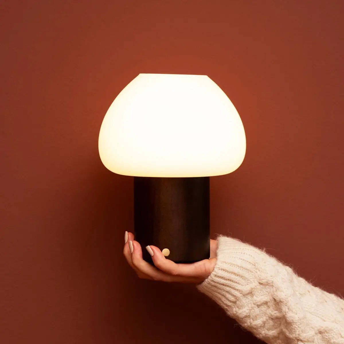 Fynn Mørkebrun genopladelig træ bordlampe