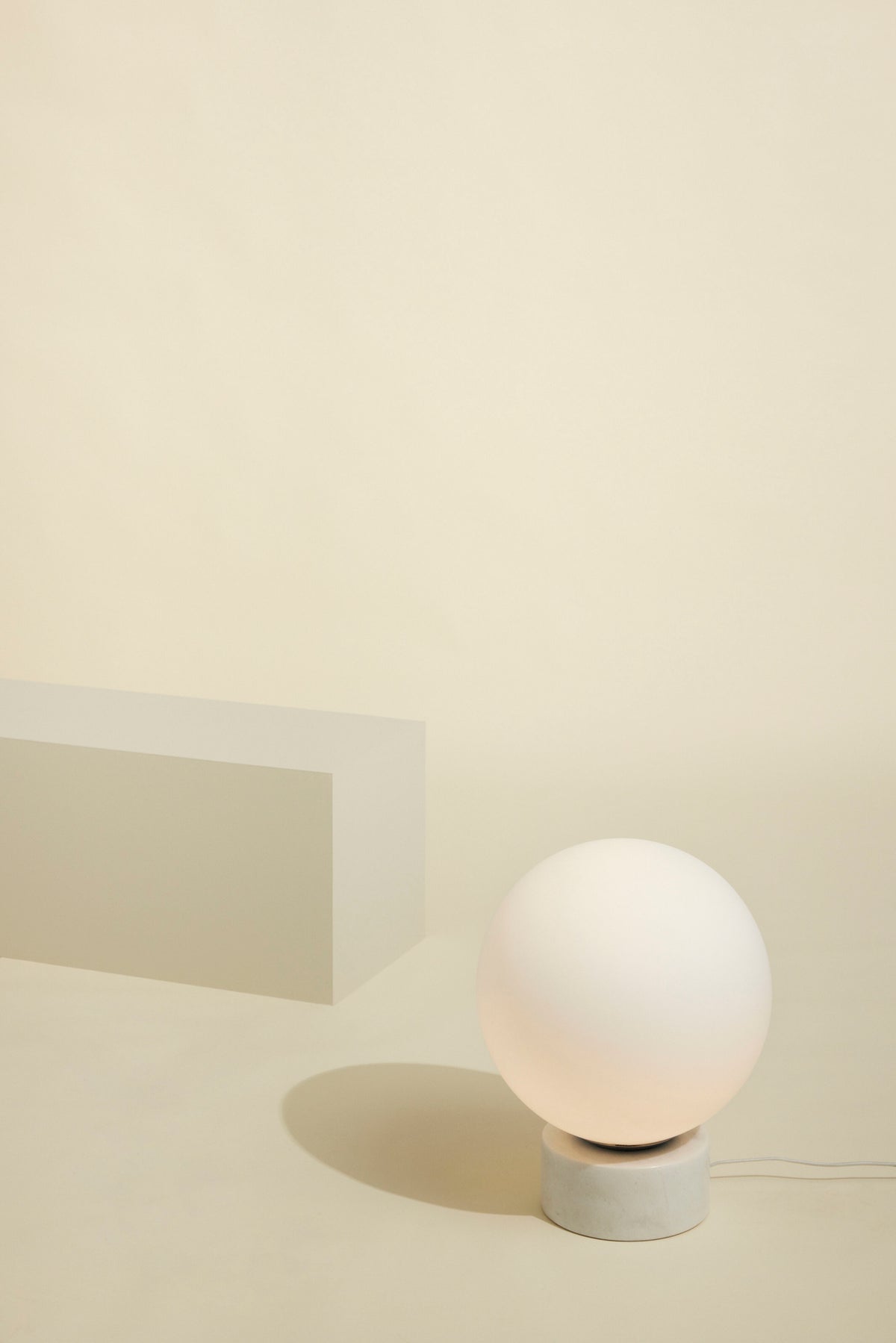 Kugleformet gulvlampe, hvid