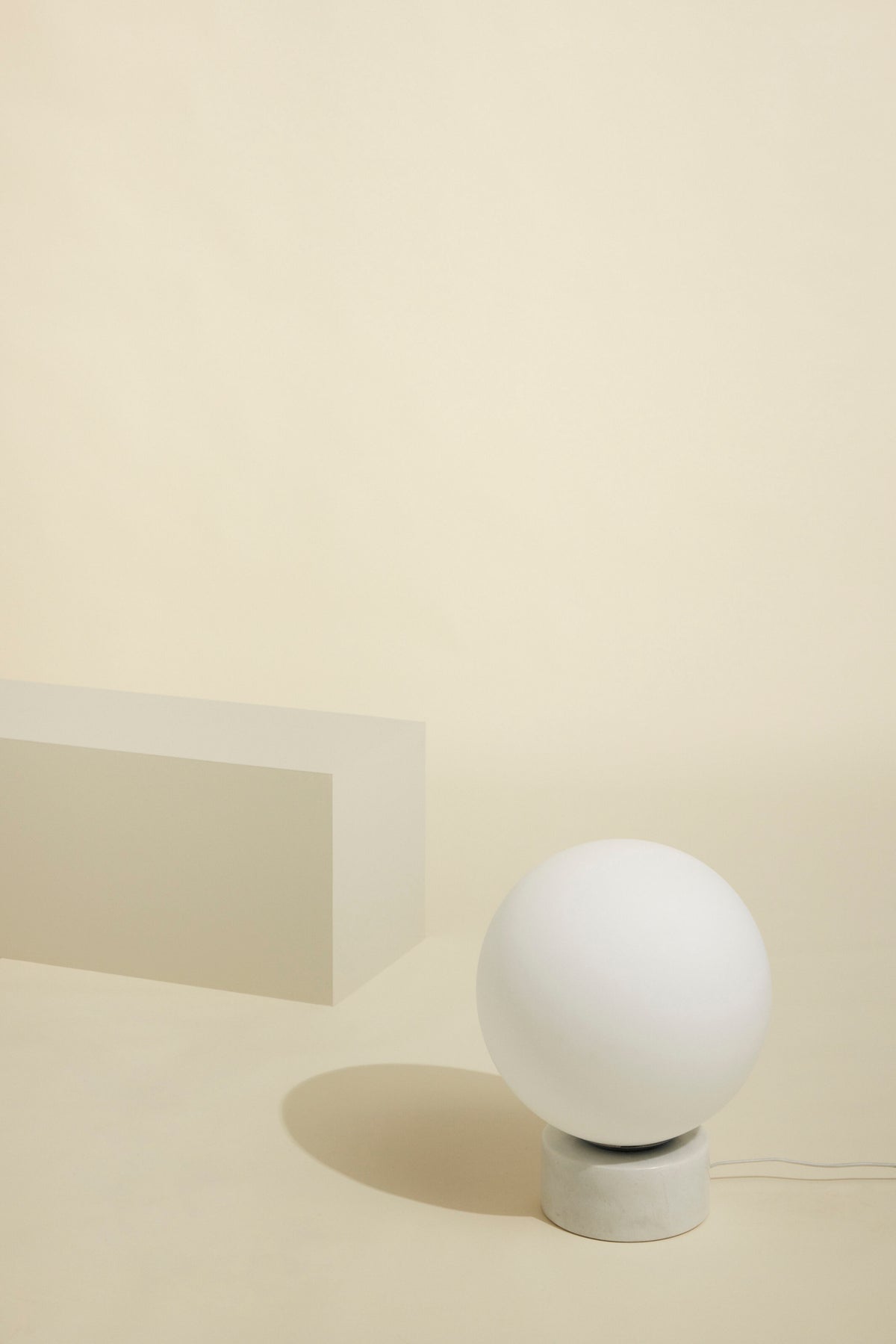 Kugleformet gulvlampe, hvid
