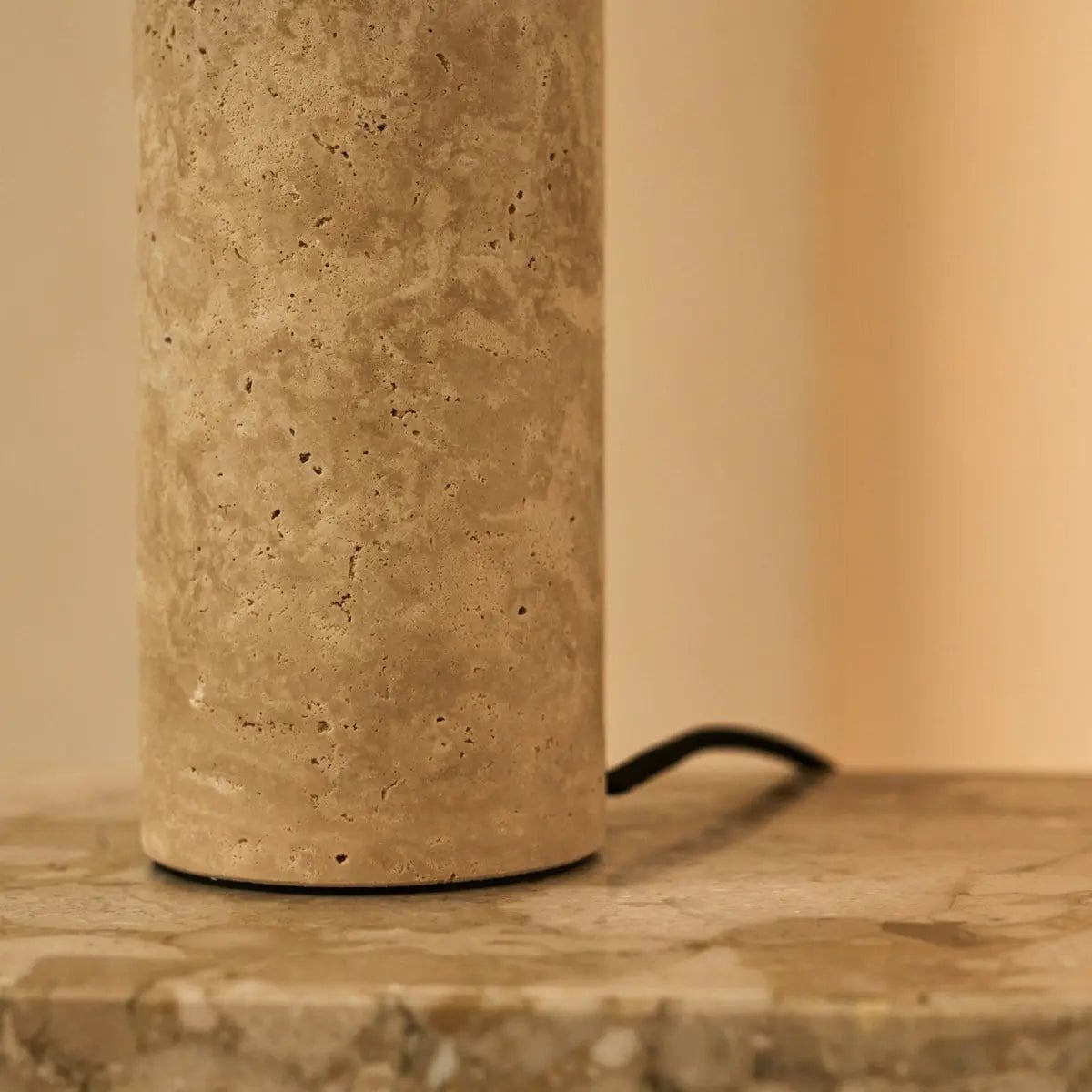 Nicholas travertin bordlampe
