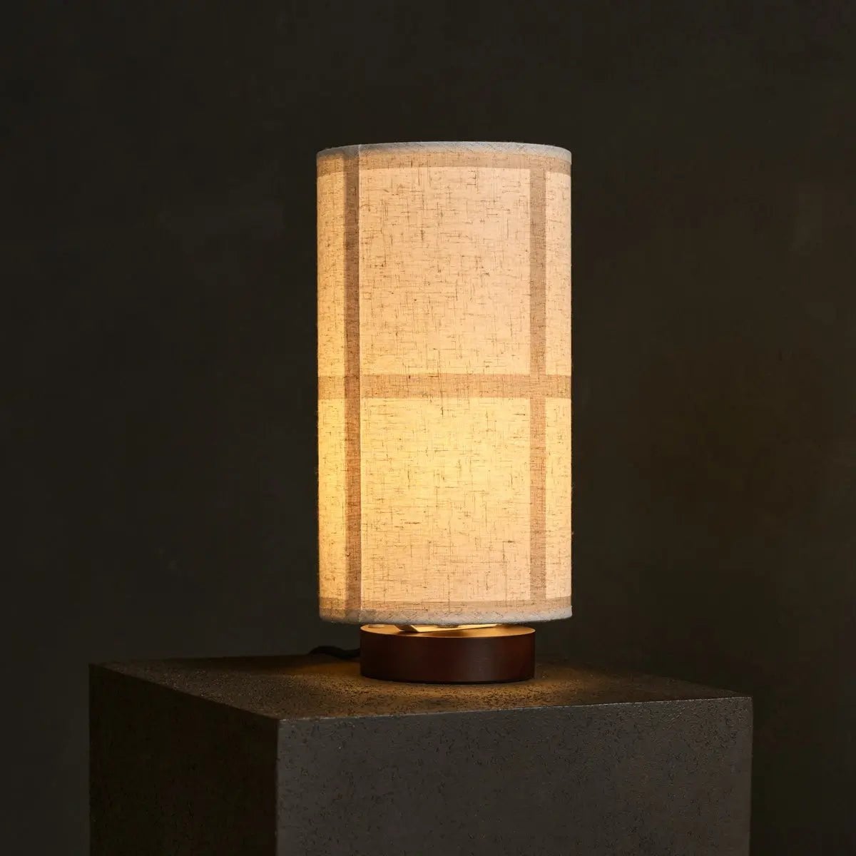 Sakura Mørkebrun Bordlampe | Linenmix skærm & stilfuld belysning