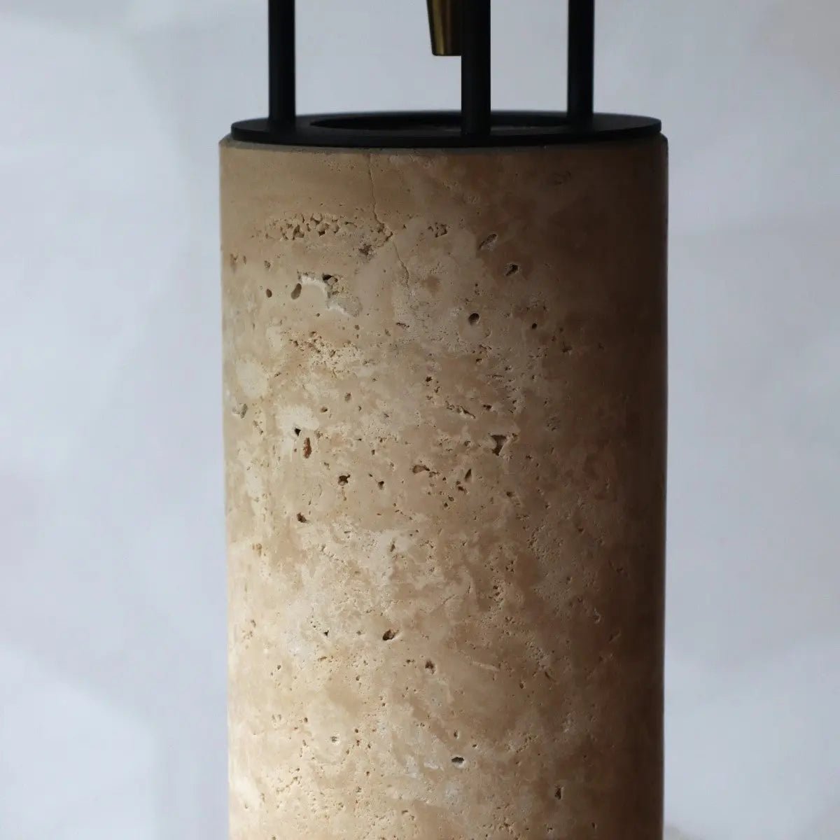 Nicholas travertin bordlampe