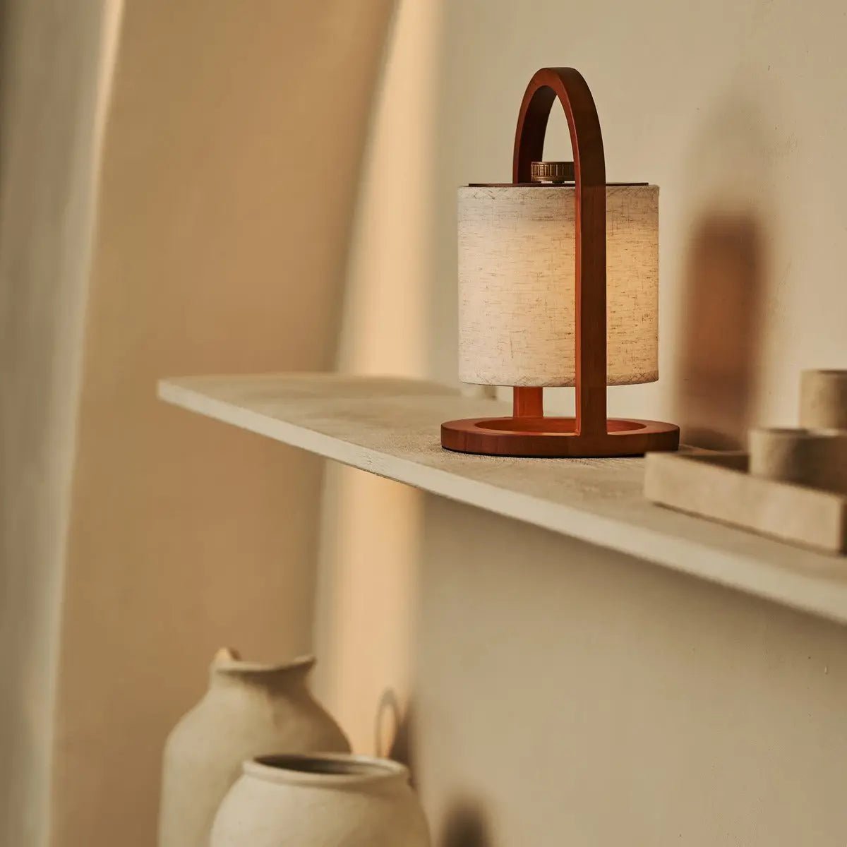 River Chestnut Brown genopladelig træ bordlampe