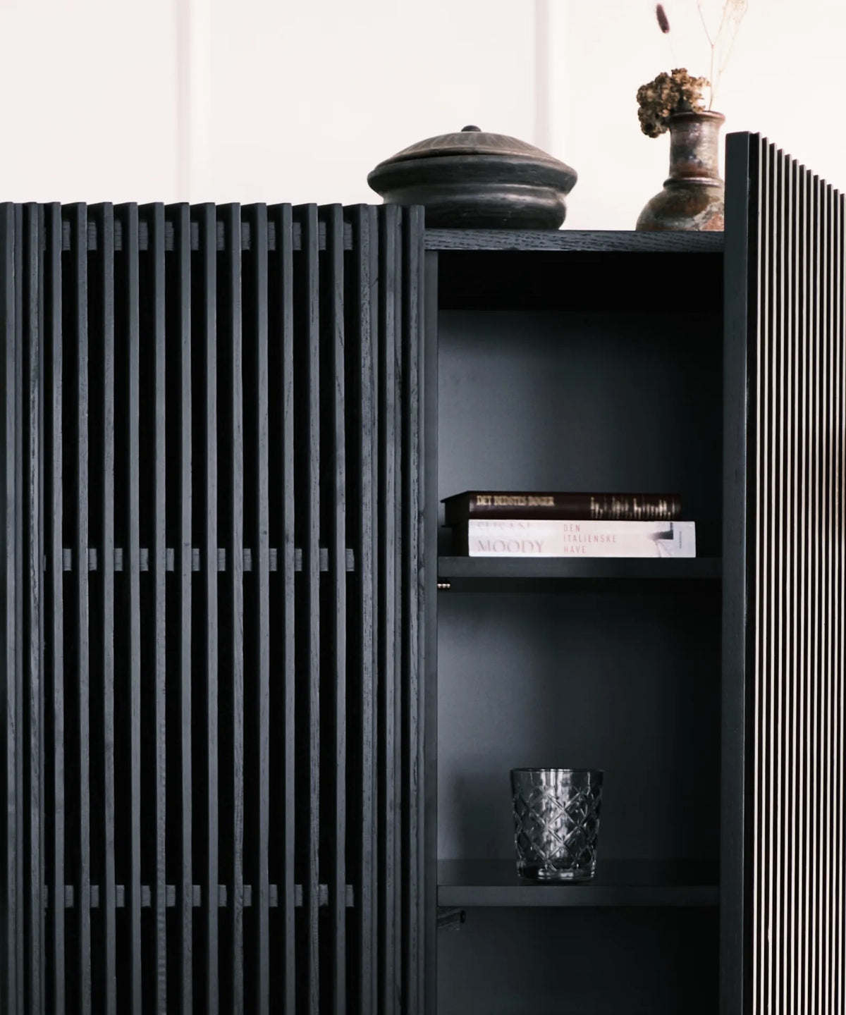 Louvre highboard skab - sort eg