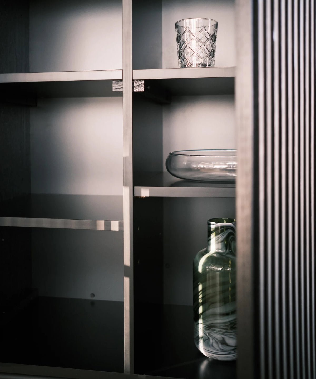 Louvre highboard skab - sort eg