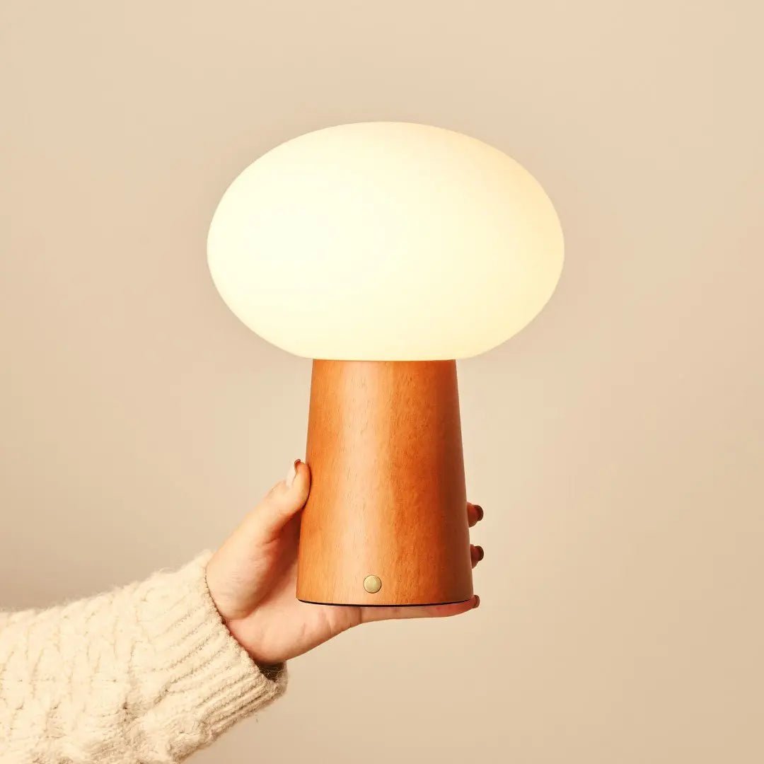 Max Chestnut Brown genopladelig træ bordlampe