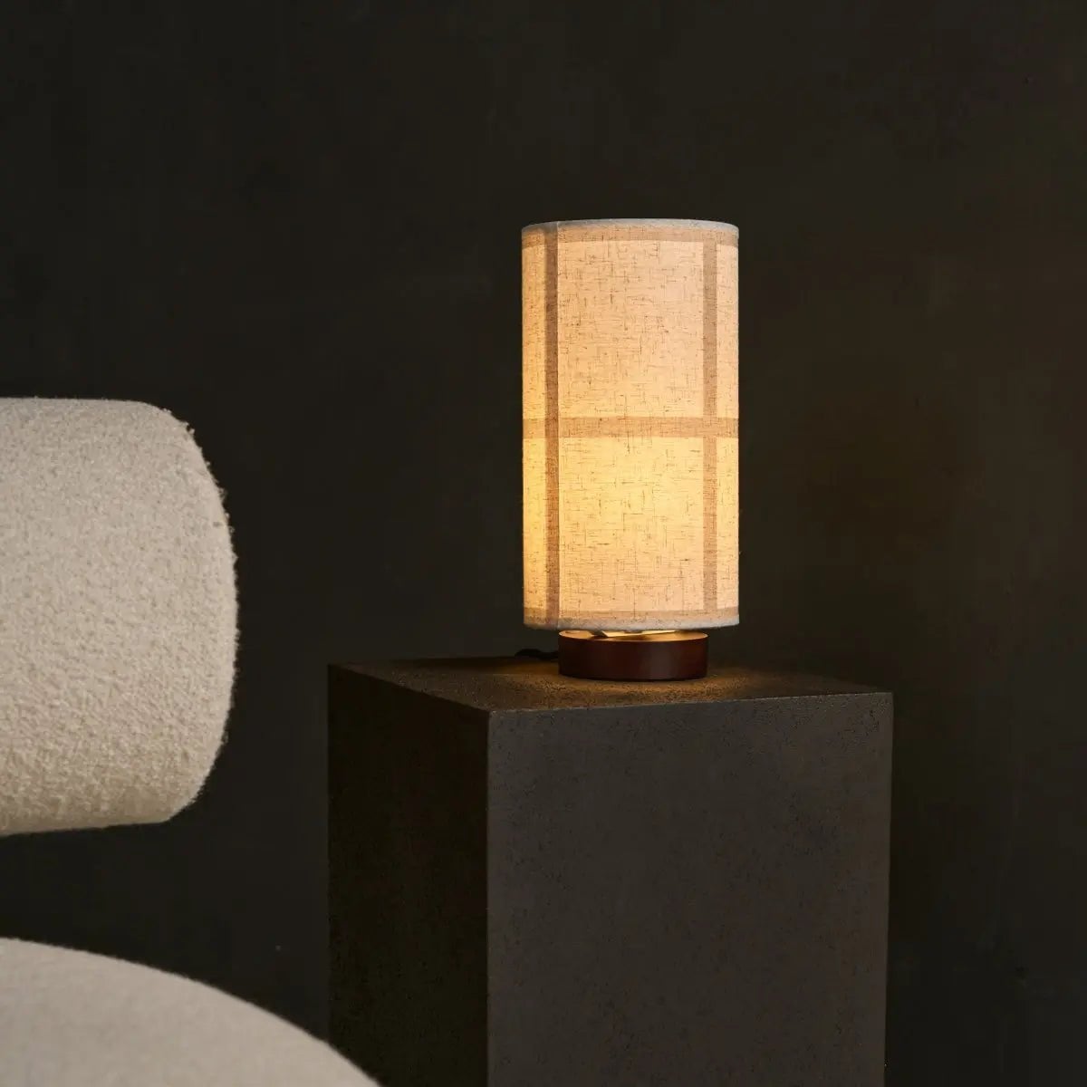 Sakura Mørkebrun Bordlampe | Linenmix skærm & stilfuld belysning