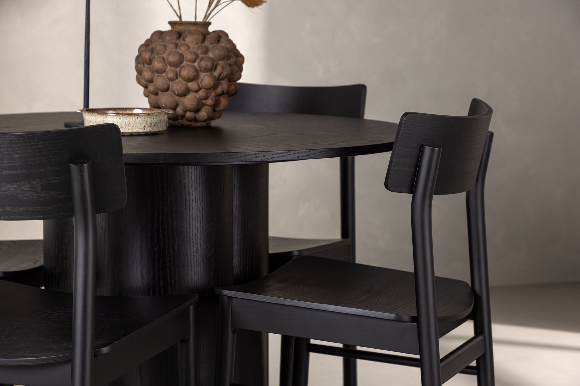 Venture Home OliviaDiningbord-Black/BlackVeneer+MontrosDiningstol-Natural/NaturalRubberwood_4