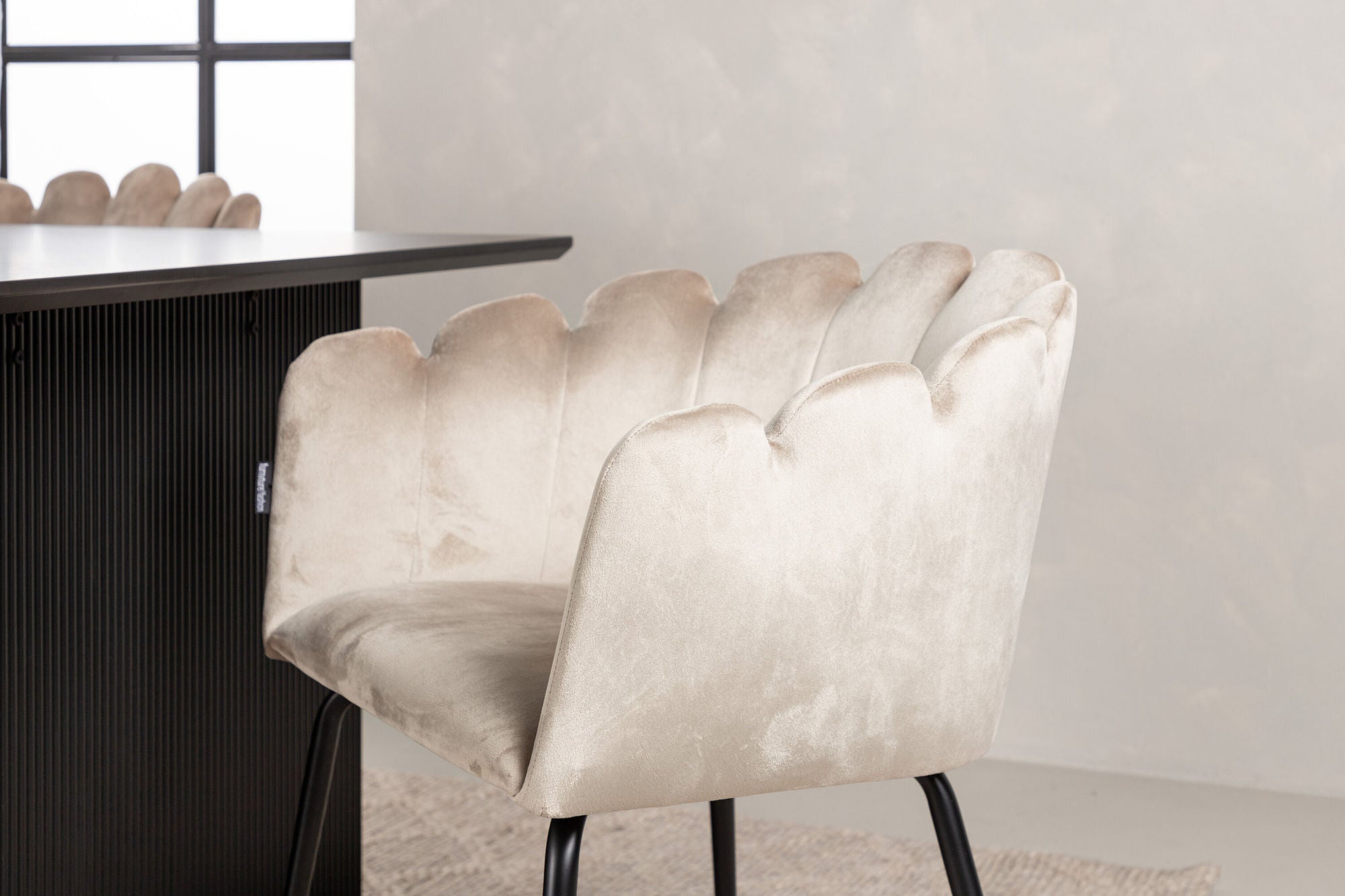 Venture Home Vail spisebord - Black / Smoked Black MDF +Limhamn Light stol - Black / Beige Velvet _4