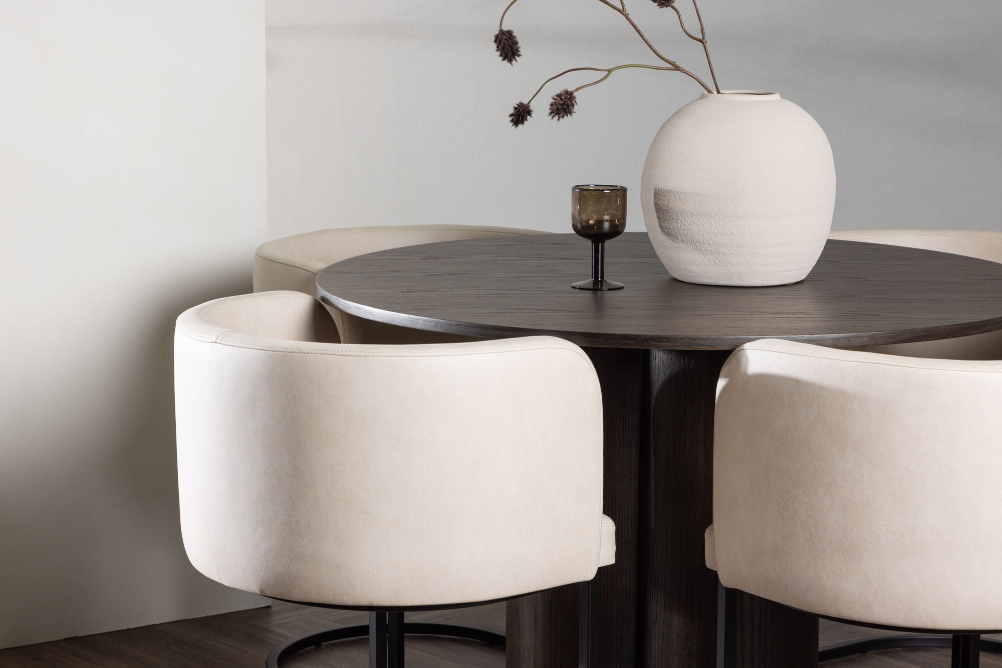 Venture Home OliviaDiningbord-Mocca/MoccaVeneer+SimrishmanDiningstol-Black/BeigeTC-fabric_4