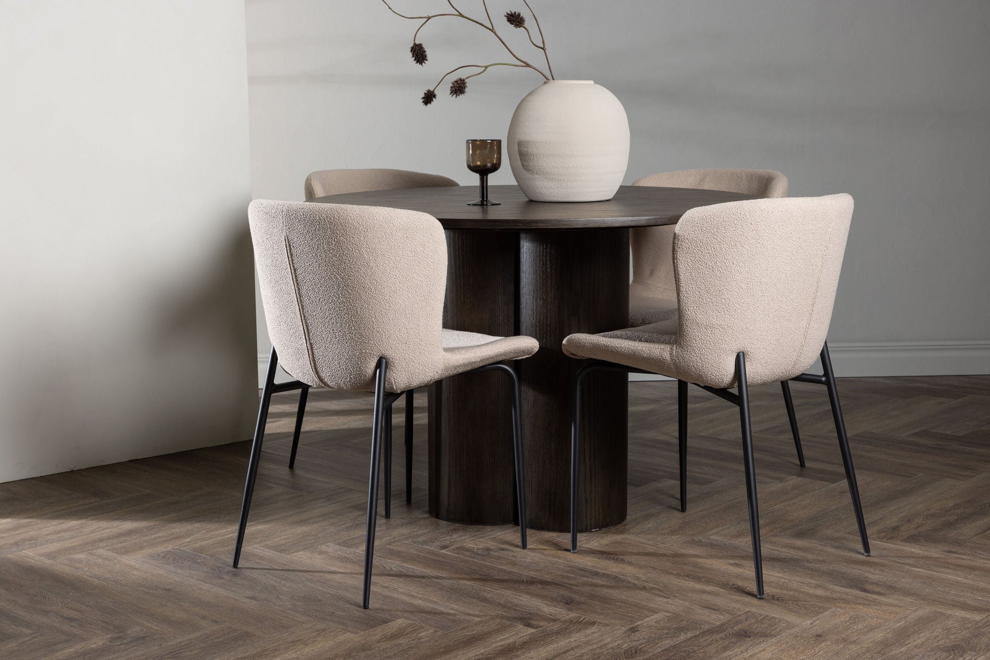Venture Home OliviaDiningbord-Mocca/MoccaVeneer+ModestoDiningstol-Grey/SmokedBlackBoucle_4