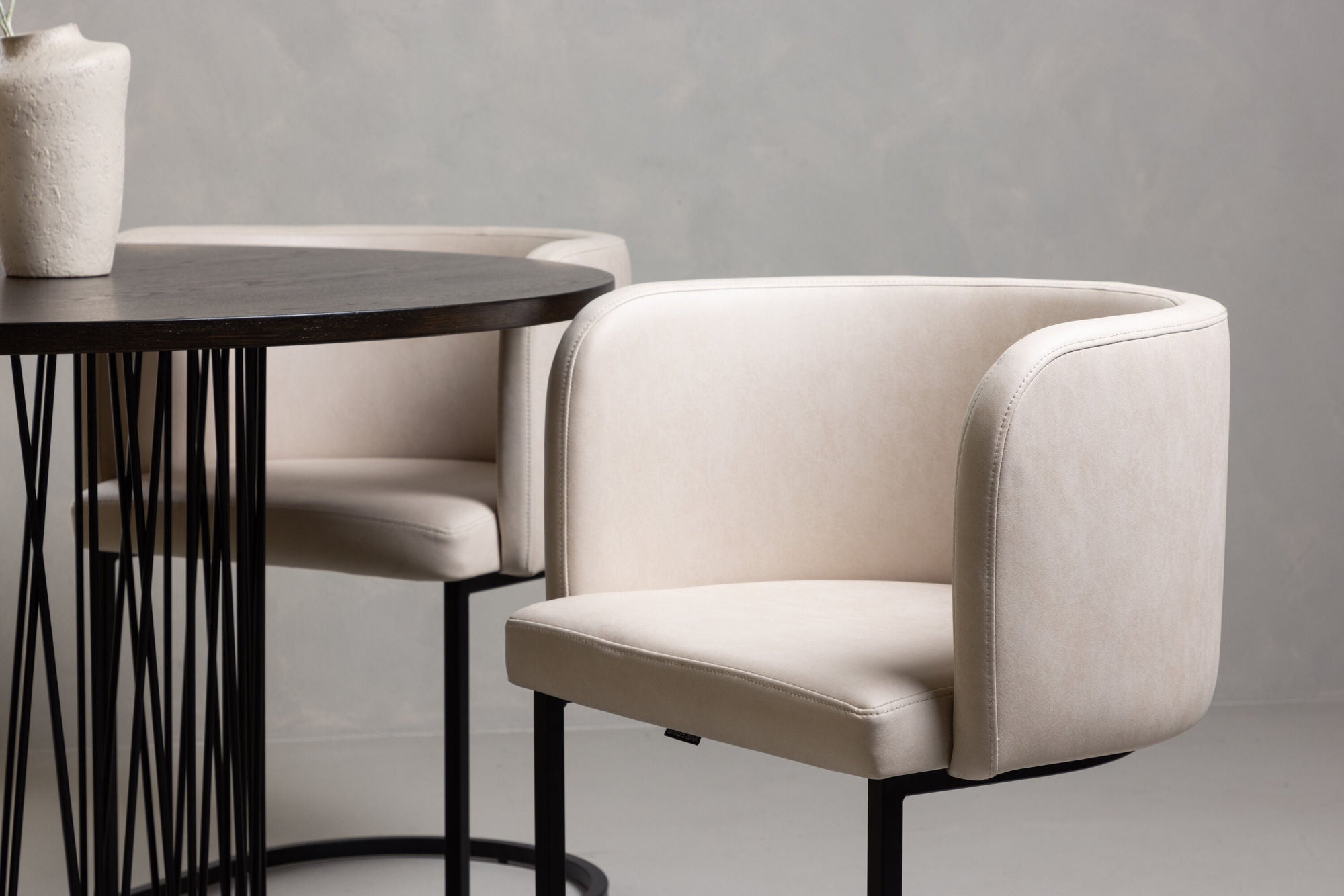 Venture Home Stone round spisebord - Black / Mocca Veneer +Simrishman Spisebordsstol - Black / Beige TC-fabric _4