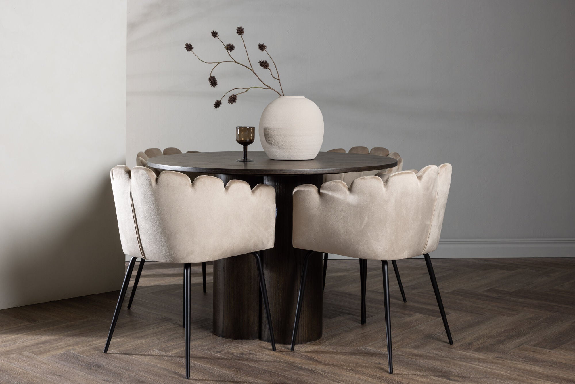 Venture Home OliviaDiningbord-Mocca/MoccaVeneer+Limhamnstol-Black/BeigeVelvet_4