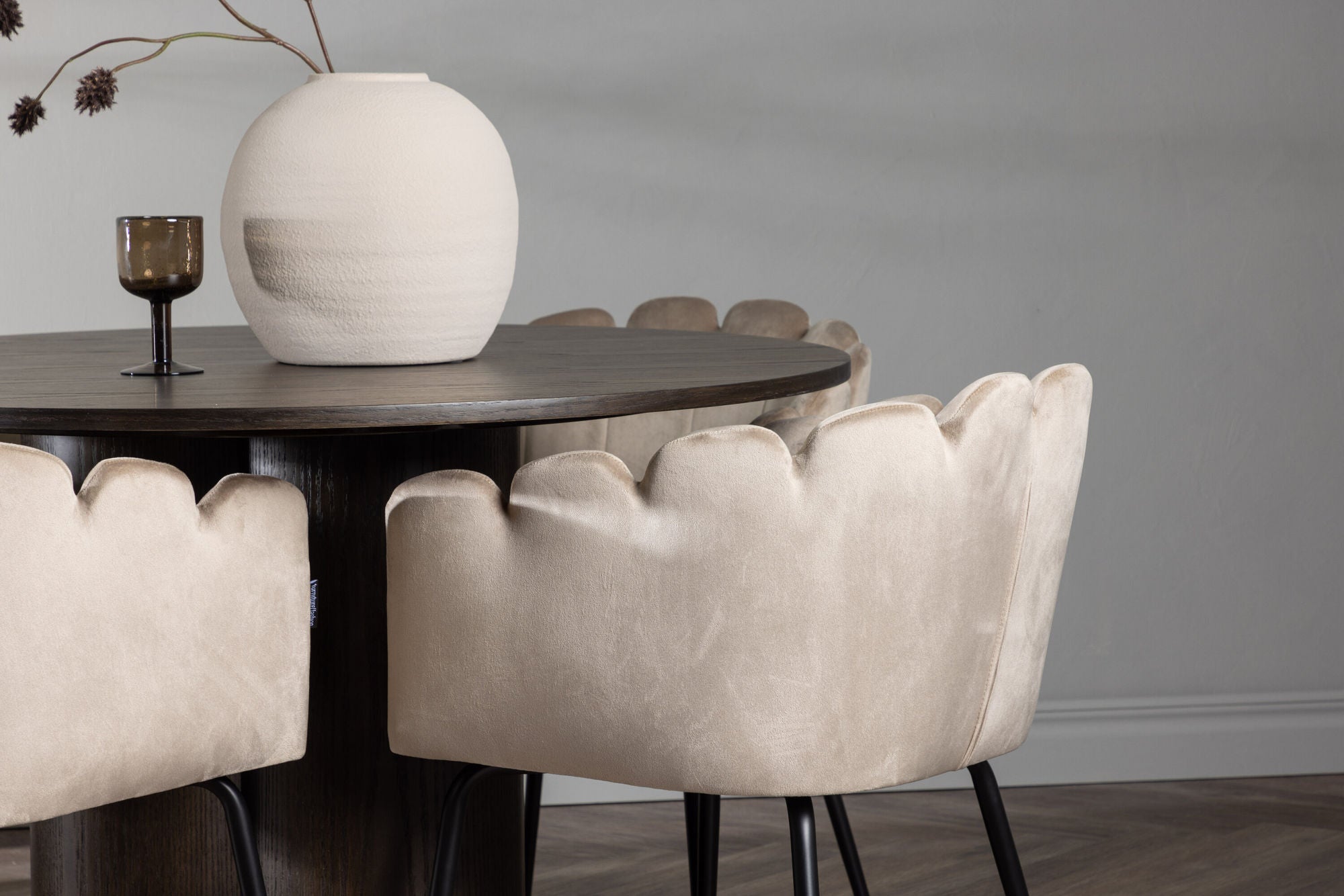 Venture Home OliviaDiningbord-Mocca/MoccaVeneer+Limhamnstol-Black/BeigeVelvet_4