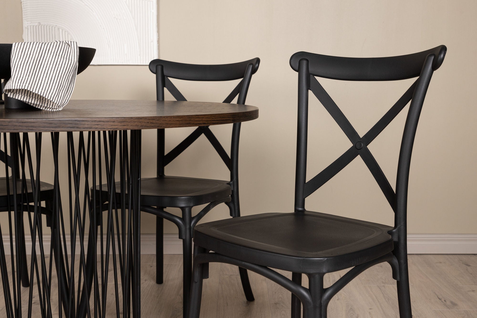 Venture Home Stone round spisebord - Black / Mocca Veneer +Crosett Spisebordsstol - Matte Black / Matte Black Plastic _4
