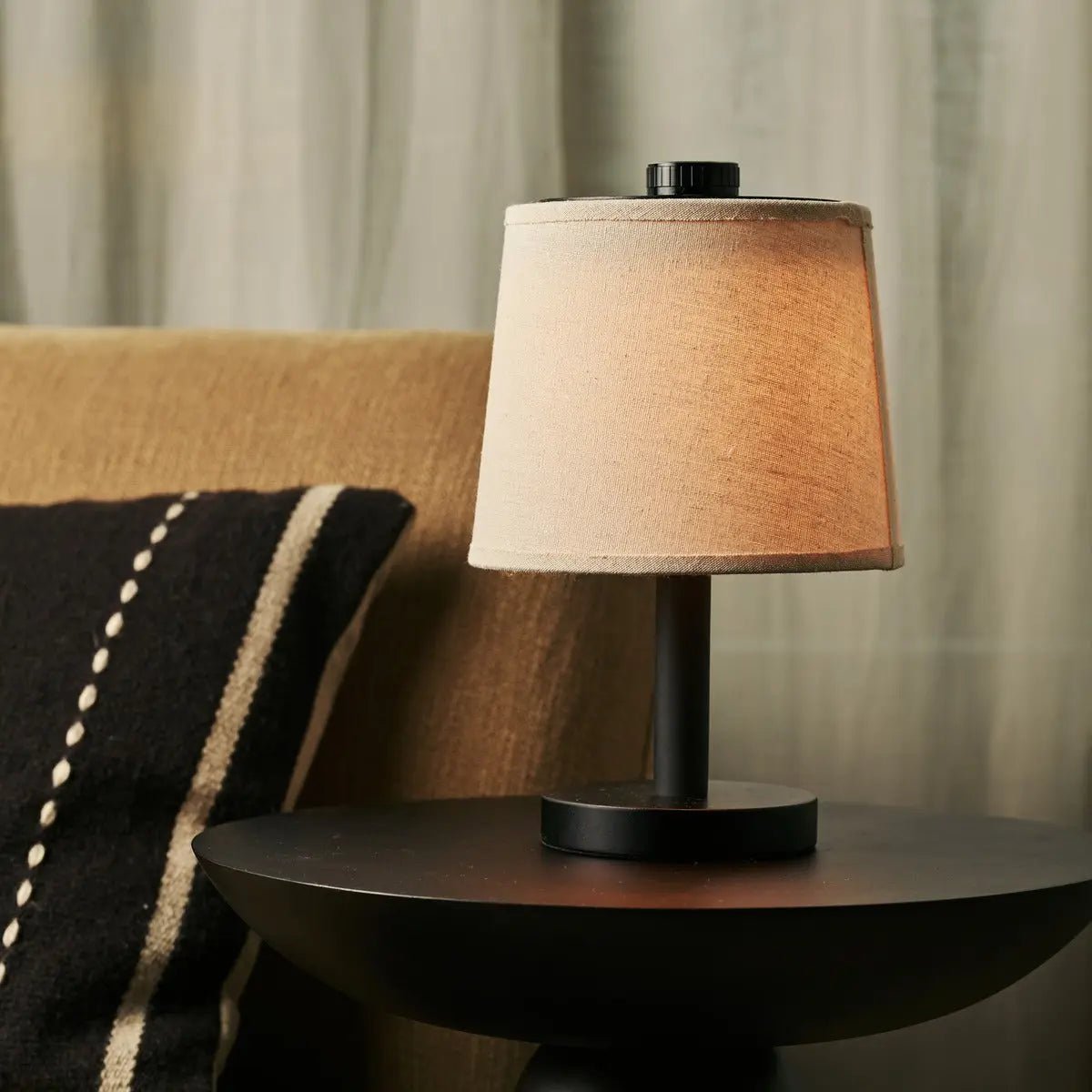 Rover sort genopladelig træ bordlampe