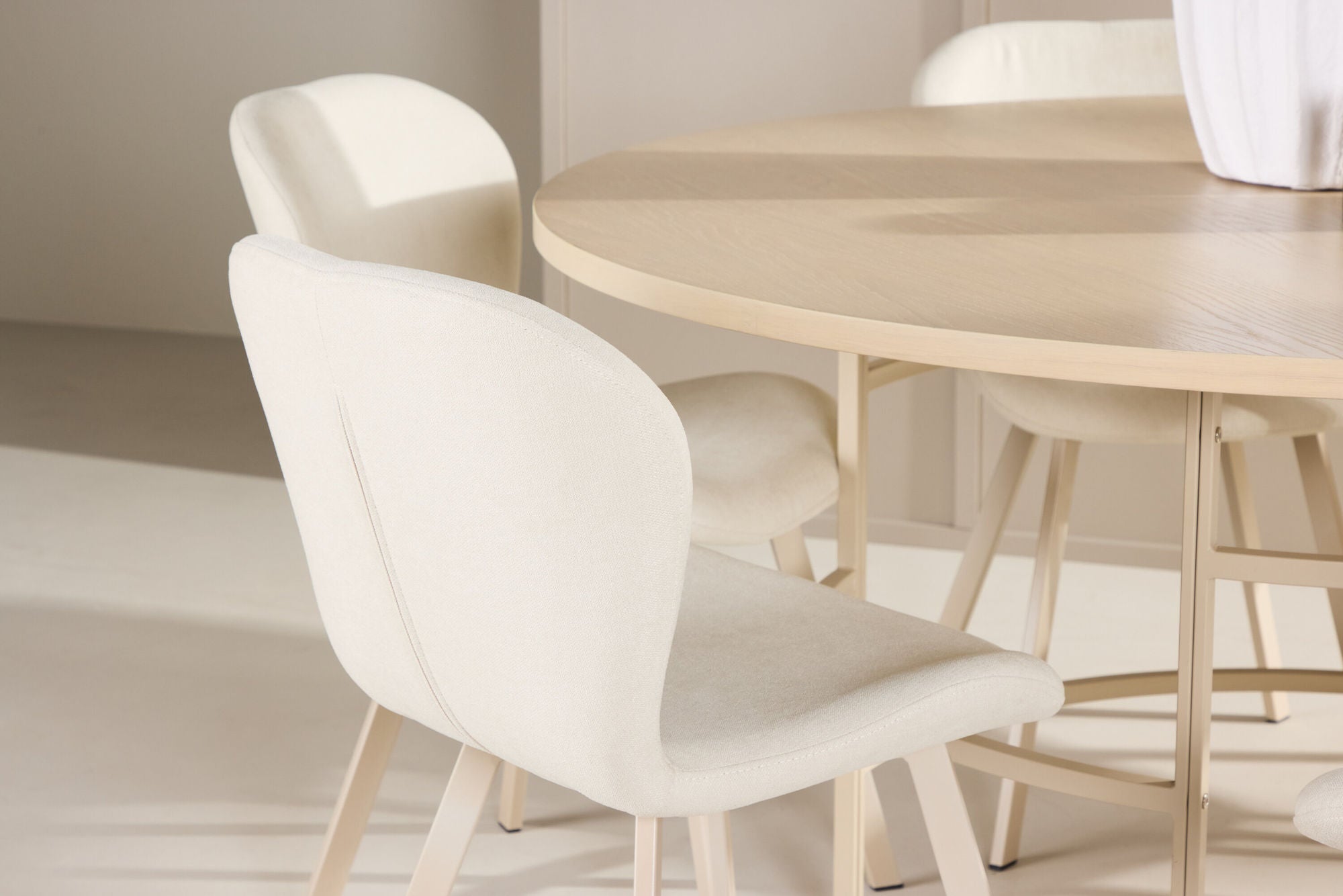 Venture Home Copenhagen bord - Whitewash/Beige with 6 Lilja stol - Beige