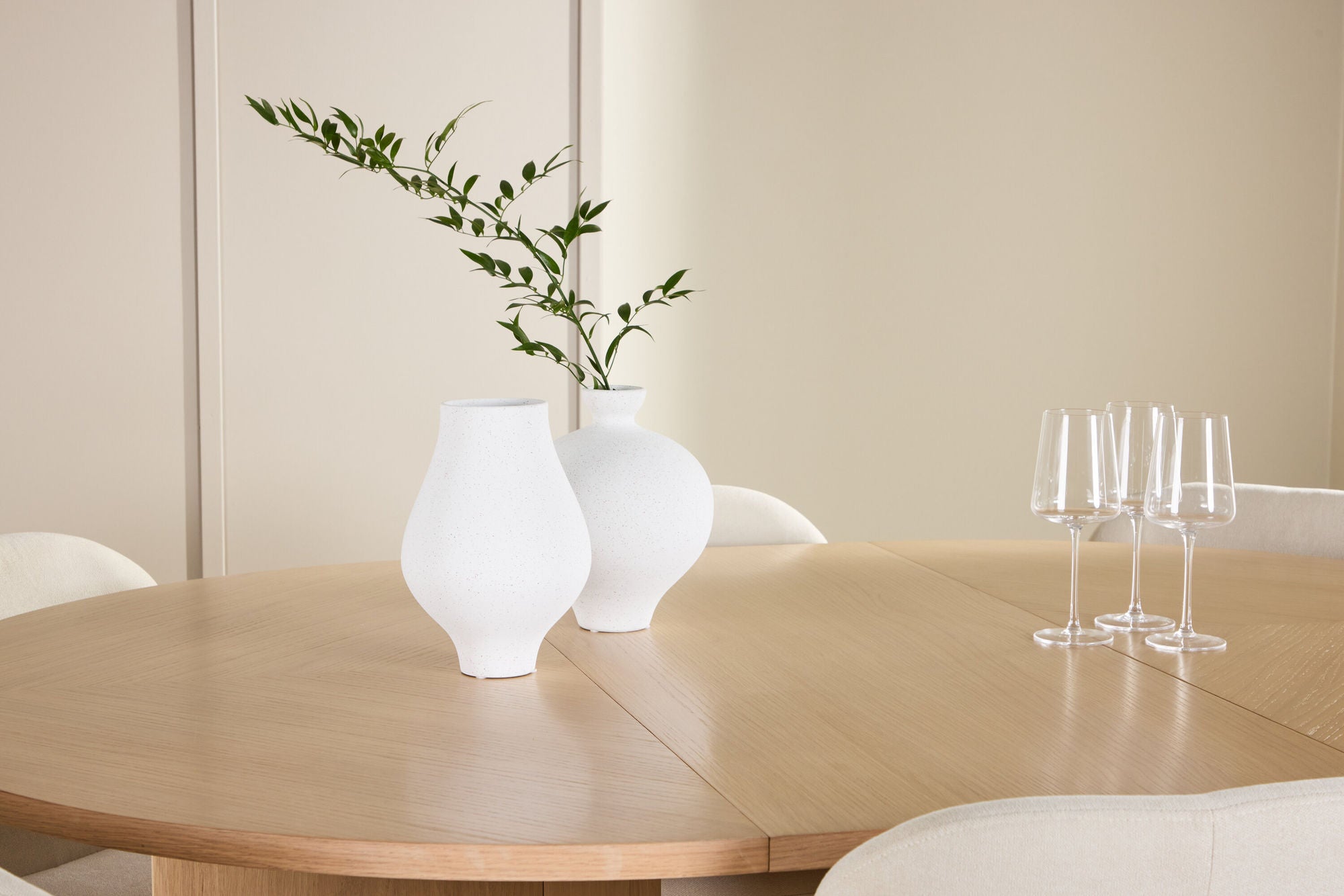 Venture Home Strada bord - Whitewash with 6 Lilja stol - Beige