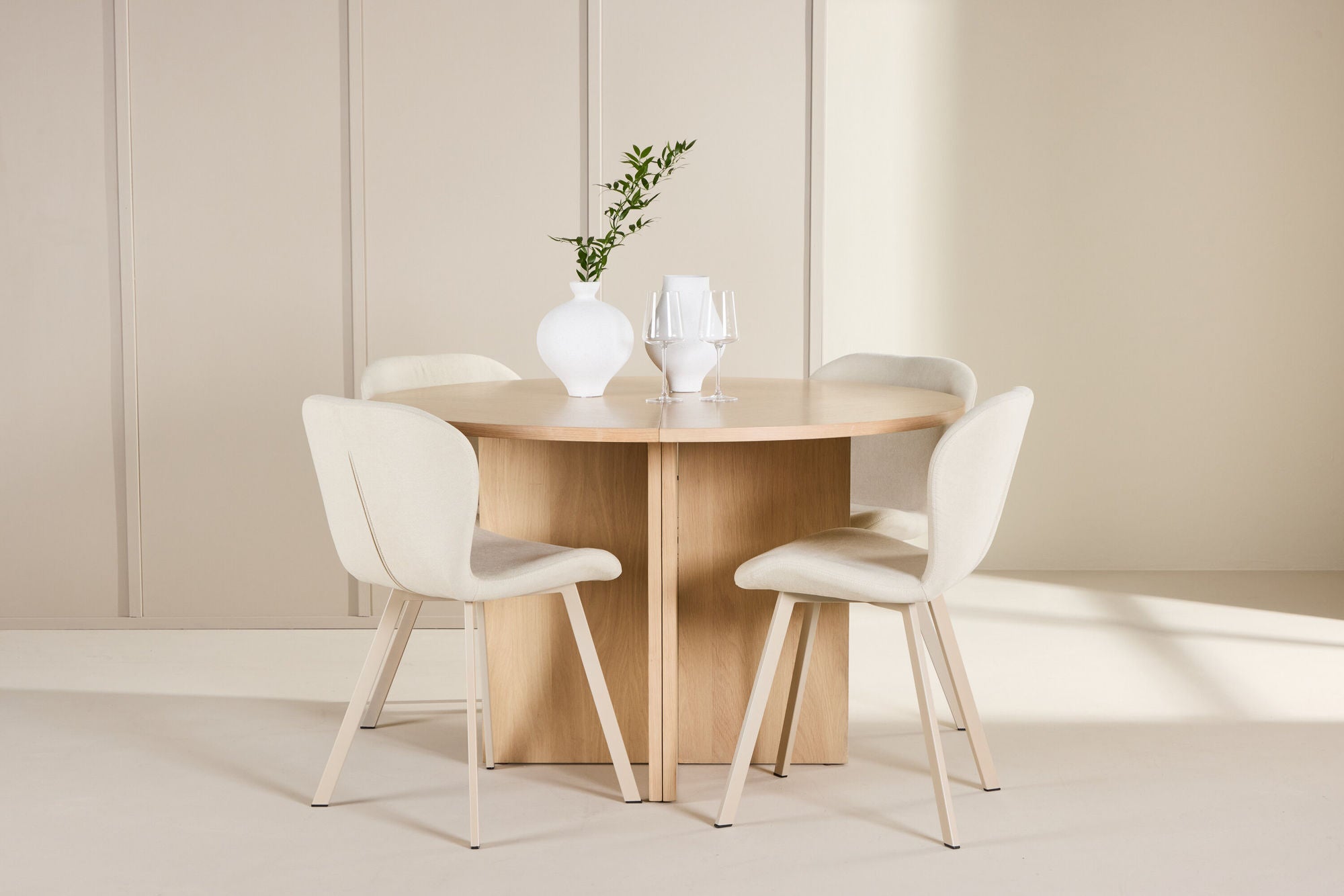 Venture Home Strada bord - Whitewash with 4 Lilja stol - Beige