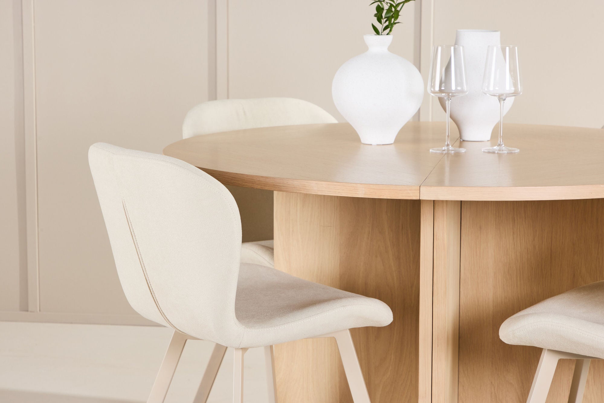 Venture Home Strada bord - Whitewash with 4 Lilja stol - Beige