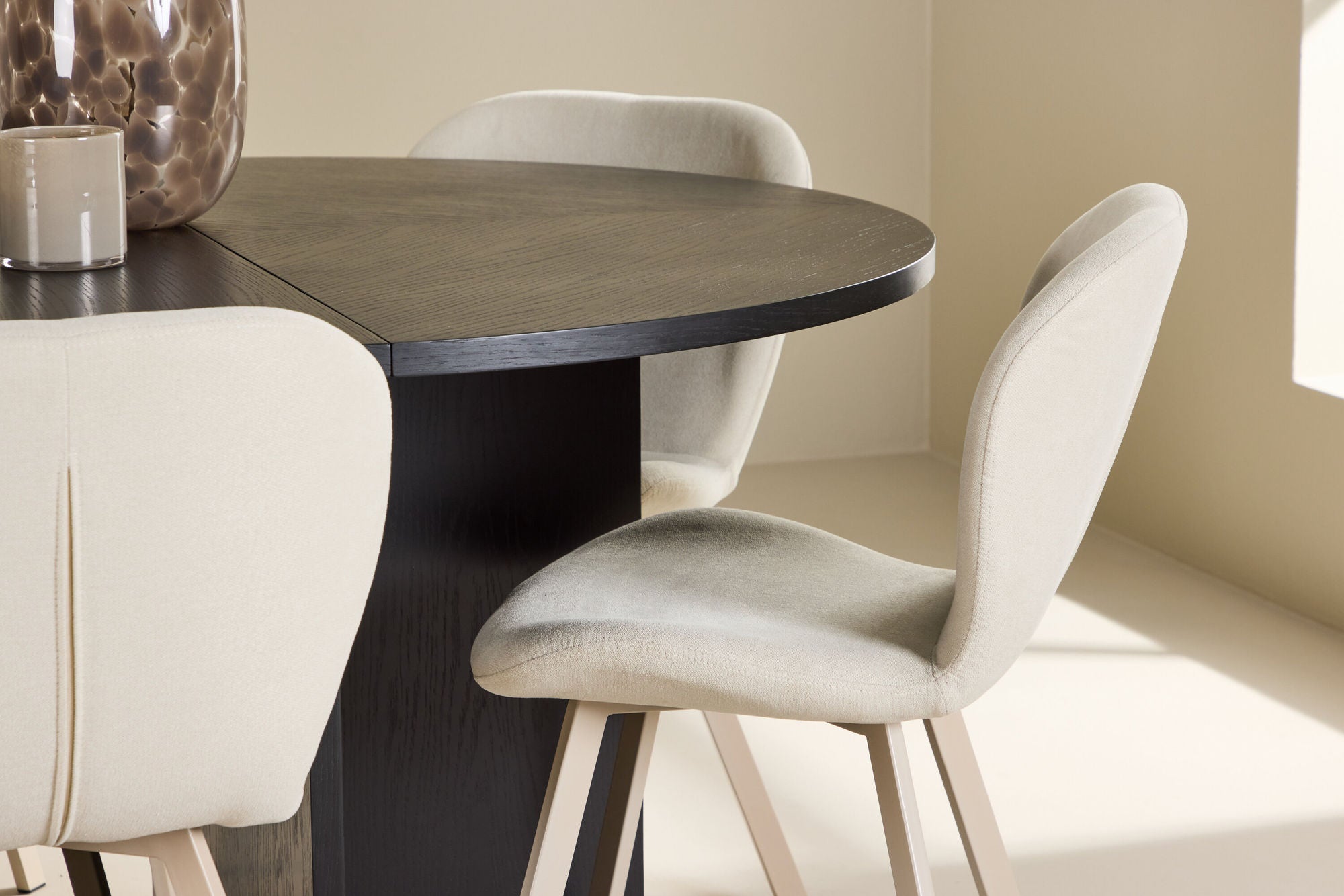 Venture Home Strada bord - Black with 6 Lilja stol - Beige