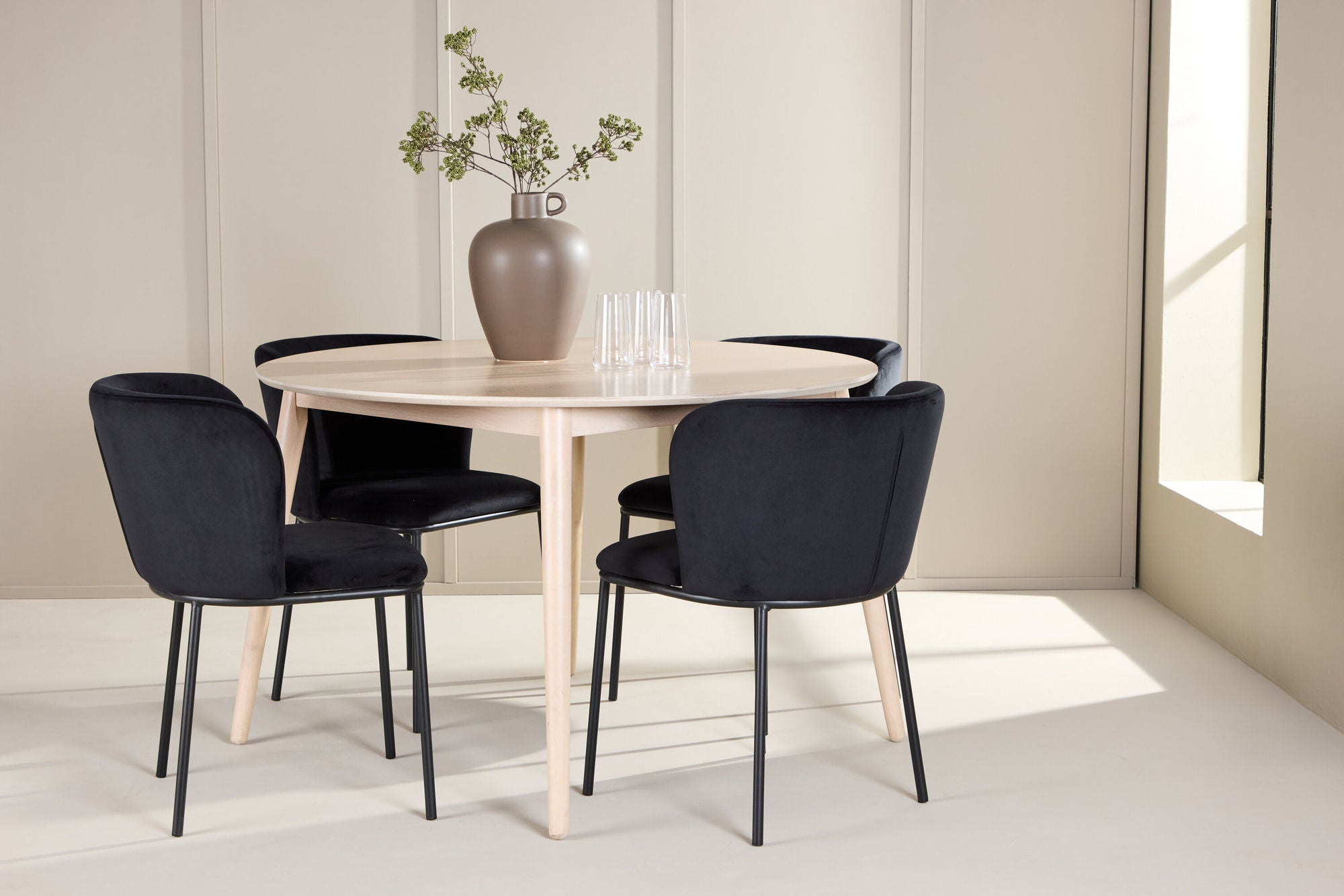 Venture Home Flora bord - Whitewash with 4 Edina stol - Black
