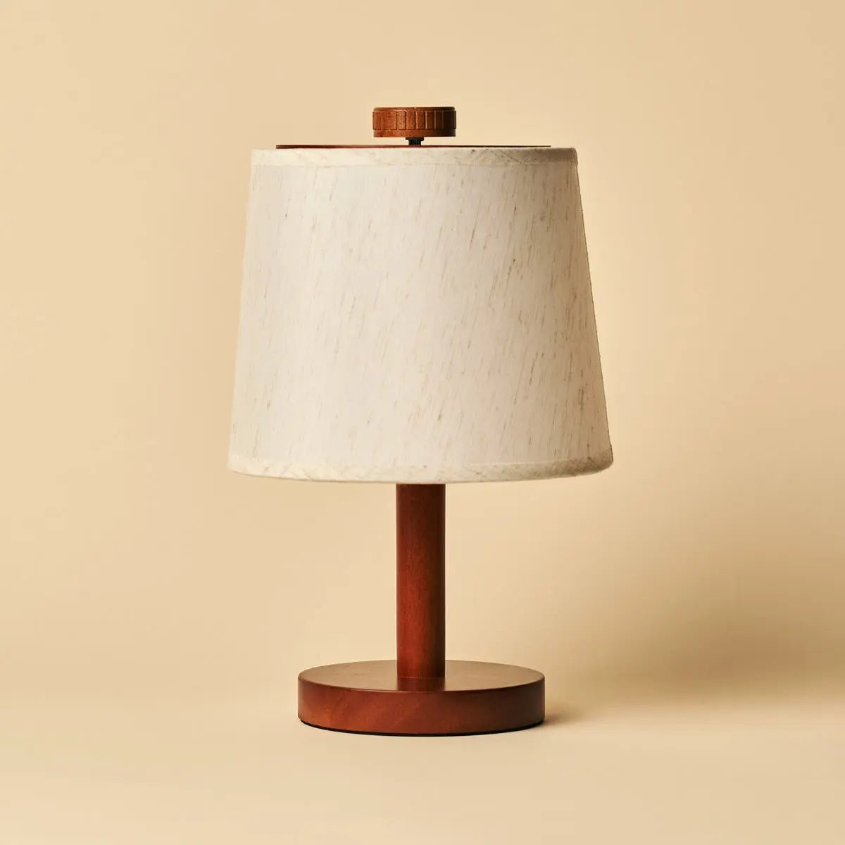 Rover Chestnut Brown genopladelig træ bordlampe