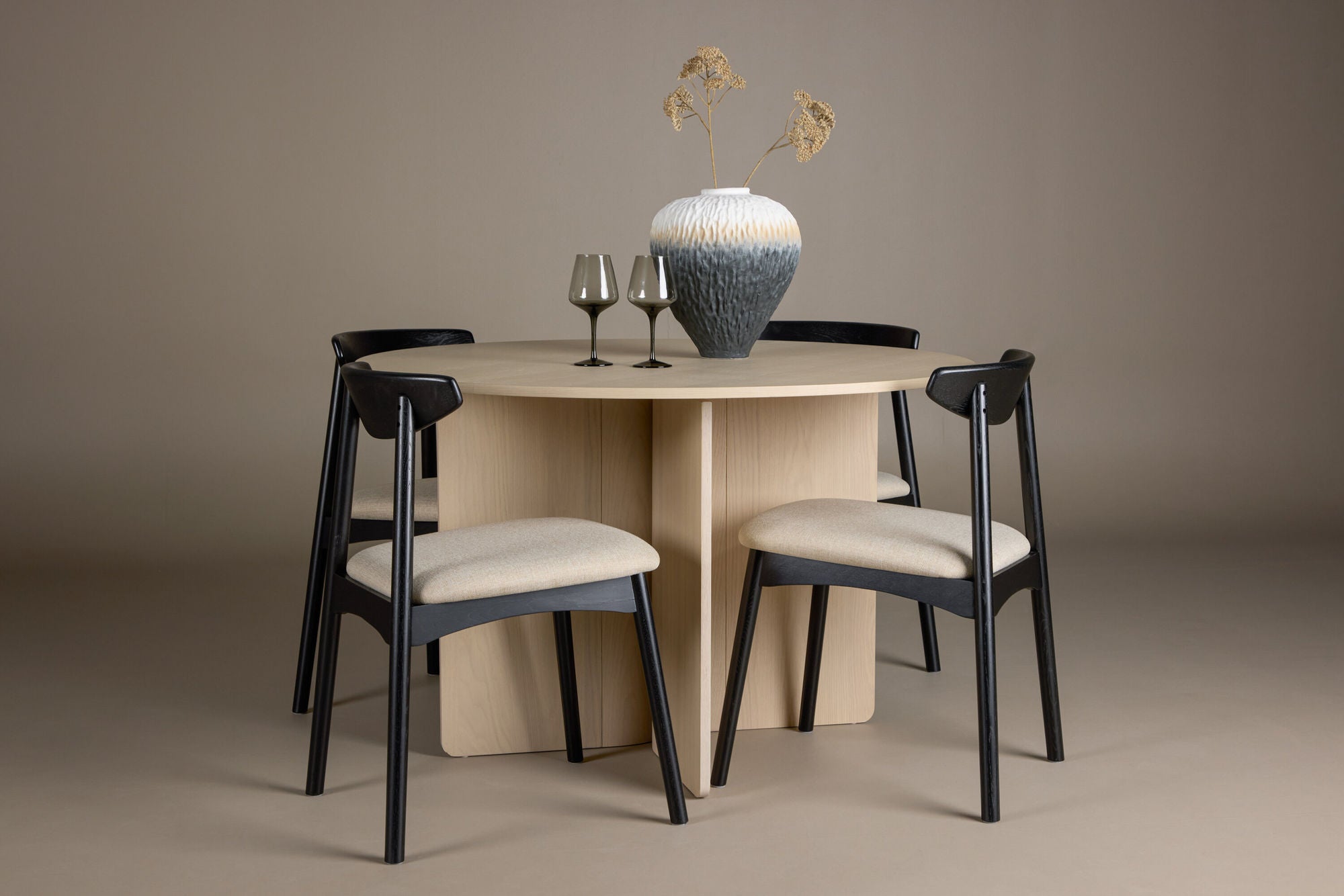 Venture Home Tyresö bord ø120 - Whitewash with Ven stol - Black