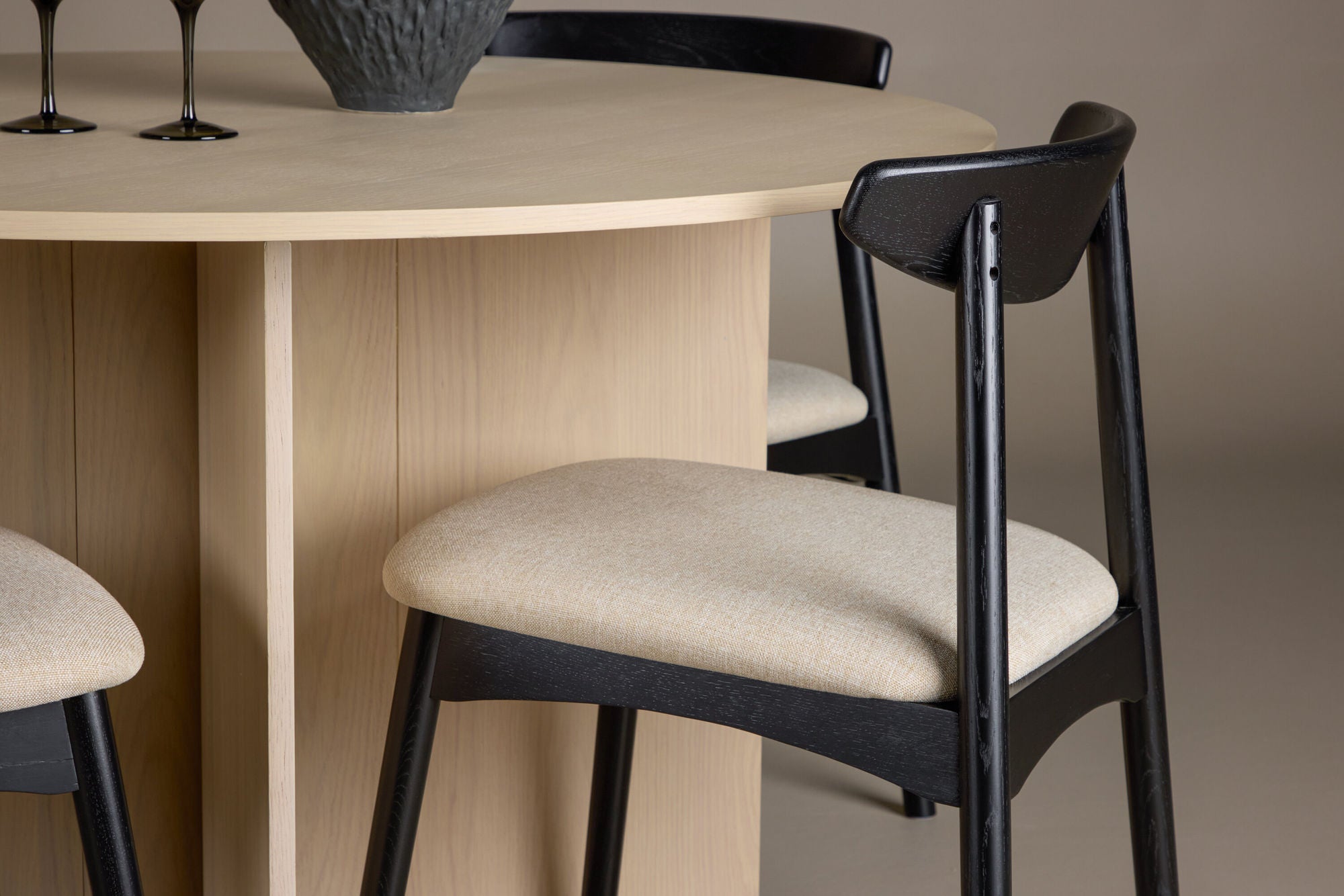 Venture Home Tyresö bord ø120 - Whitewash with Ven stol - Black