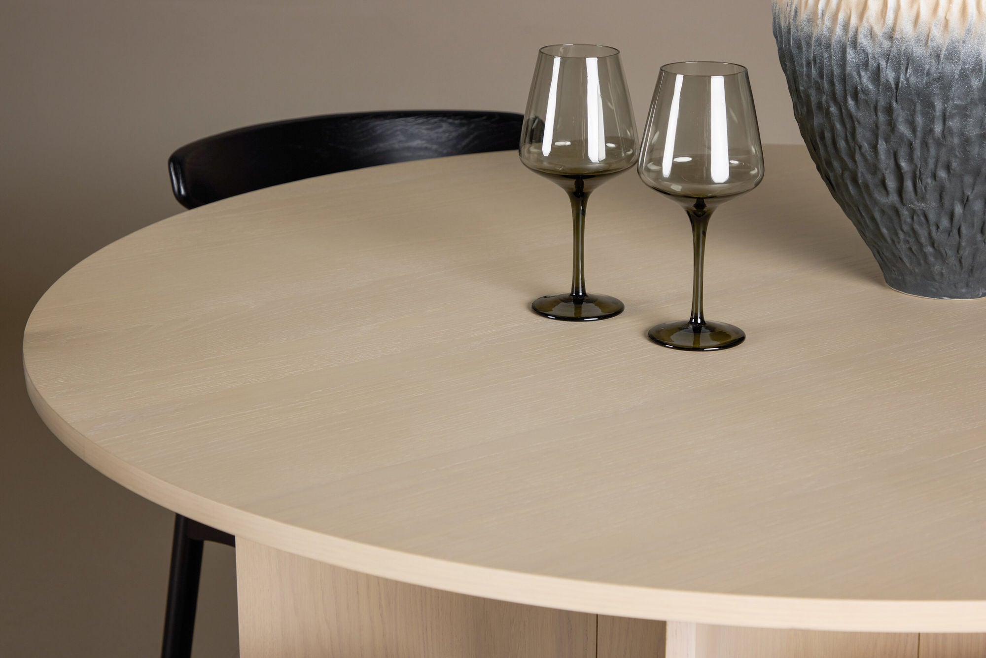 Venture Home Tyresö bord ø120 - Whitewash with Ven stol - Black