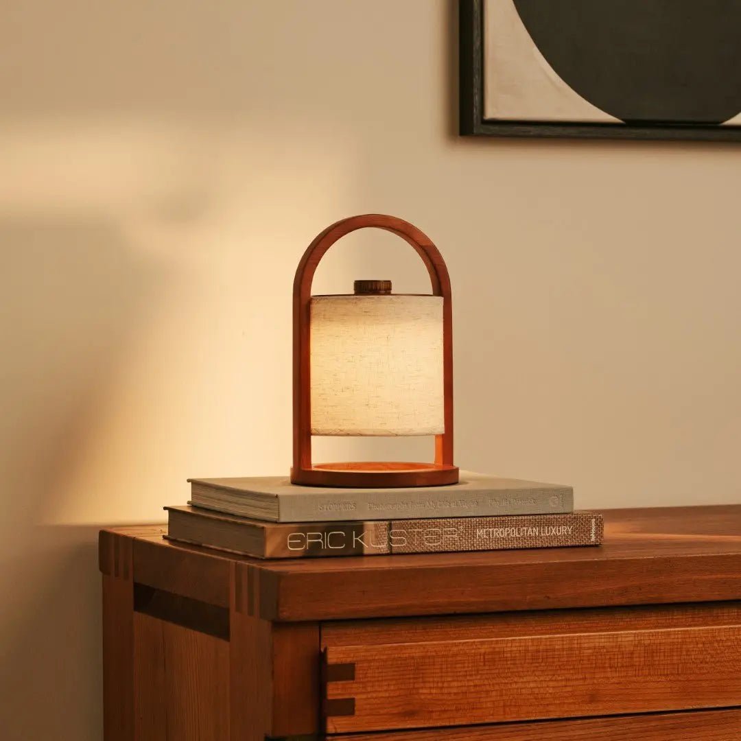 River Chestnut Brown genopladelig træ bordlampe
