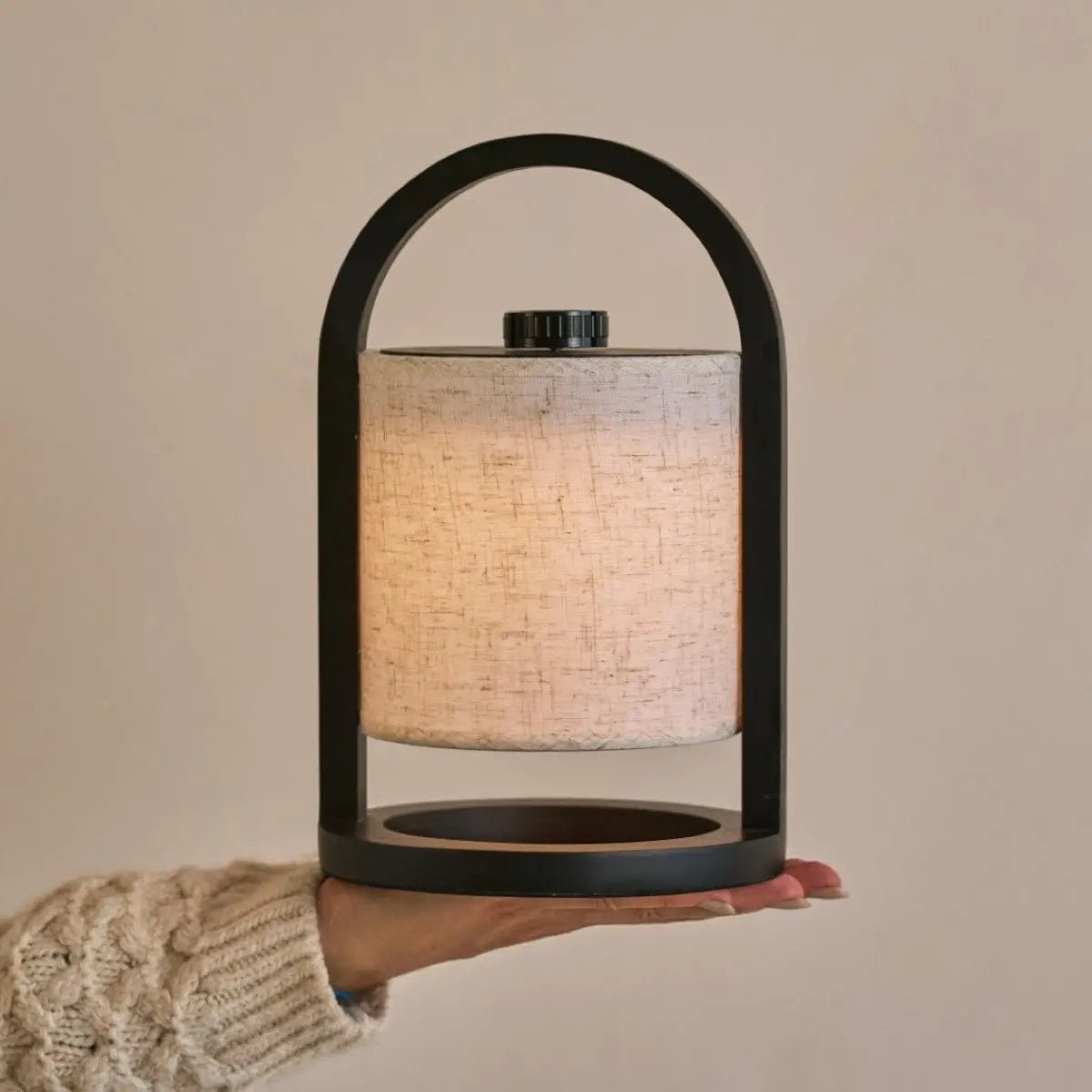 River Black genopladelig træ bordlampe