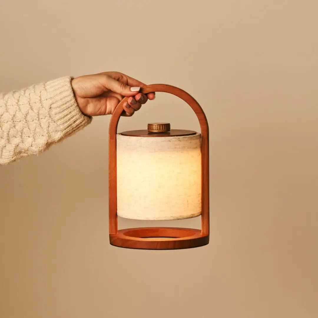River Chestnut Brown genopladelig træ bordlampe
